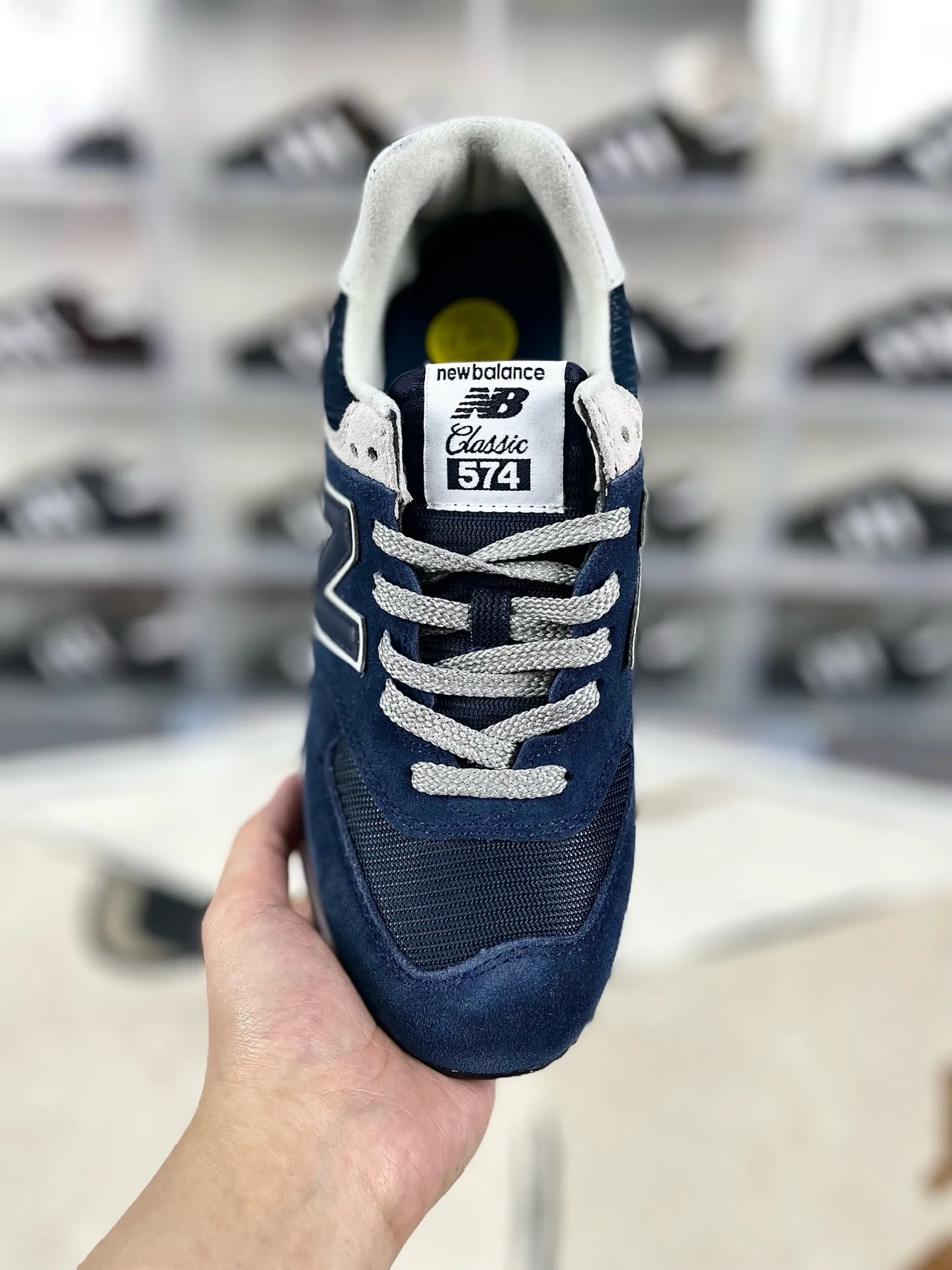 💰180 GS纯原New Balance NB 574 复古字母系带 织物绒面皮 低帮跑步鞋 男女同款 深蓝色 新百伦 ▪️New Balance 574 诞生于1988年，直至今天仍是 NewBalance 最为热销的复古慢跑鞋之一，其简约复古的外形，层出不穷的配色，成为了 New Balance 最热销的型号，作为New Balance 的当家鞋款，574兼具经典与时尚，备受明星潮人的追捧，是New Balance 的粉丝几乎人手一双的经典鞋款。 ▪️尺码：36-45（36 37 37.5 38 38.5 39.5 40 40.5 41.5 42 42.5 43 44 44.5 45） ▪️货号：ML574EVN
