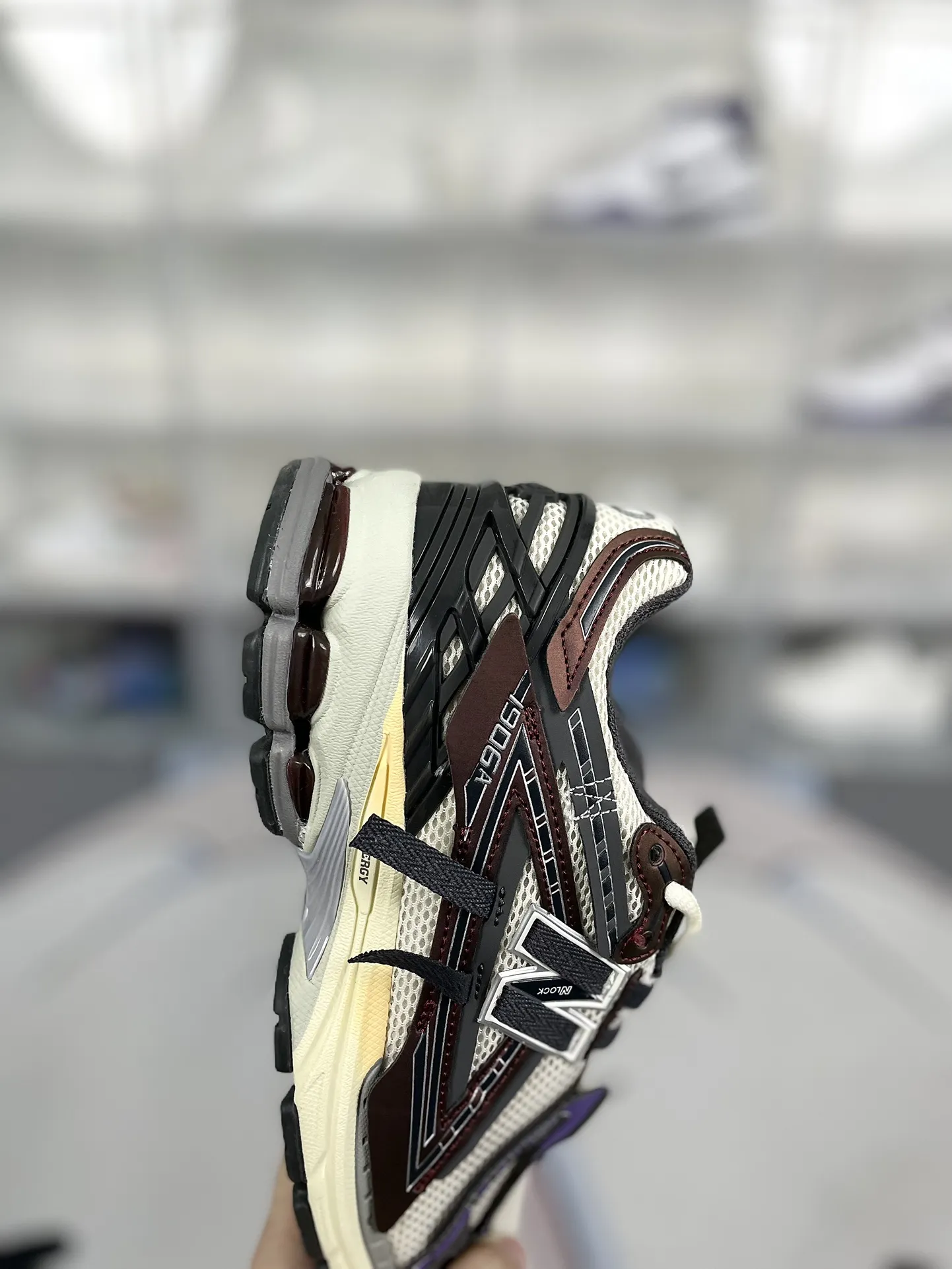 💰200 Z版纯原New Balance NB 1906A 龙年新品复古网面减震 低帮 休闲跑步鞋 男女同款 酒红解构 新百伦 ▪️New Balance以诞生于21世纪的科技跑鞋1906为蓝本,融合现代先锋科技与日常使用风格注入当代美学,革新演绎复古时尚。淋漓经典轮廓,致敬千福一代跑者的科技美学,1906R以现代设计语言还原初始配色,层次演绎时光更迭的魅力。 ▪️尺码:36-47(36 37 37.5 38 38.5 39.5 40 40.5 41.5 42 42.5 43 44 44.5 45 45.5 46.5 47) ▪️货号:M1906AR