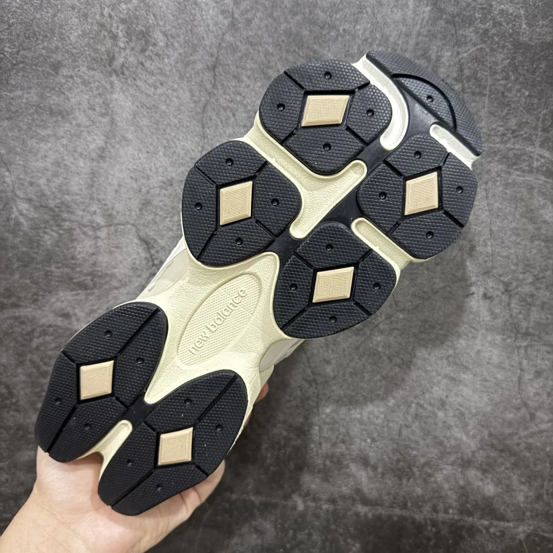 💰240【纯原版】 New Balance NB9060 联名款 复古休闲运动慢跑鞋 米灰色U9060JBC 全套原楦原纸板原厂数据开发 进口三明治网面 原装进口翻毛皮料正确绒感卡色 正确中底拉帮中底网布细节 原厂标裁 带紫光防伪 定制后跟透明水晶模块 冲裁组合 大底贴合程度胶水上色把控完美 整洁度挑战全网艺术家 多道序QC把关品质完善 匠心打造 耗时两个月开发完成 工艺极其复杂难度可想而知 新开独立私模大底 全网唯一正确六层组合大底 高端零售专供产物 Size:36 37 37.5 38 38.5 39 40 40.5 41 42 42.5 43 44 45 46.5 编码:JP270300