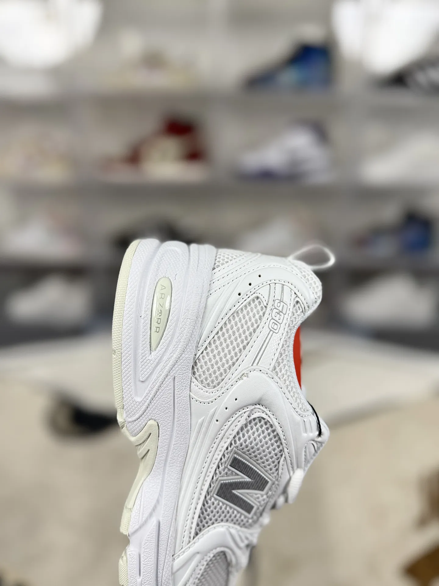 💰170 GS纯原New Balance NB 530 ABZORB 舒适 简约 网布减震防滑耐磨 低帮 休闲跑步鞋 男女同款 白色 新百伦 ▪️全新 New Balance 530 以极具复古风范的网面老爹鞋外观呈现。设计上全鞋以简约清爽的配色作基底，鞋身覆盖大面积织物网眼材质，并于鞋头、鞋带孔眼片等细节处点缀对比鲜明的反光银镀层凸显。鞋舌、侧身等位置则辅以一贯的&ldquo;N&rdquo;字标志和品牌徽标彰显身份，最后通过搭载的 ABZORB 缓震中底完善整体造型。 ▪️尺码：36-45（36 37 37.5 38 38.5 39.5 40 40.5 41.5 42 42.5 43 44 44.5 45） ▪️货号：MR530FW1