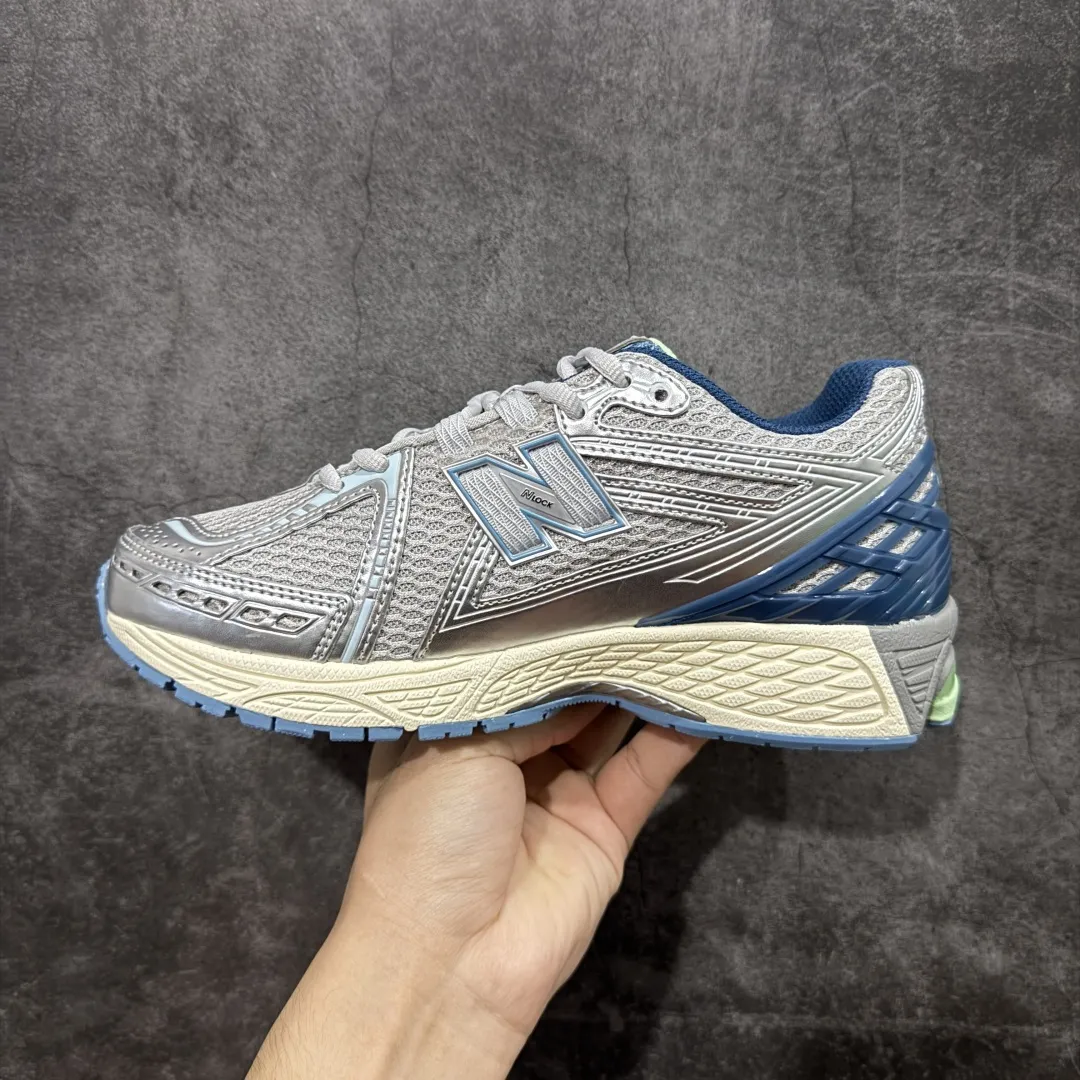 💰220【纯原版】NB新百伦New Balance NB1906 U1906RCR系列复古老爹风休闲运动慢跑鞋 采用轻质牛剖革拼接透气网眼衬垫织物鞋面材质#T-Beam大底提供足步弓支撑，保持步态稳定#后跟搭载外露缓震胶 鞋身整体以各种深浅不一的灰色覆盖，鞋头以淡蓝色调装饰，网眼衬垫通过不规律的色块实现做旧的美感，泛黄的鞋底更是进一步增添了复古气息。 尺码：36 37 37.5 38 38.5 39.5 40 40.5 41.5 42 42.5 43 44 45 46.5 编码：JP260280