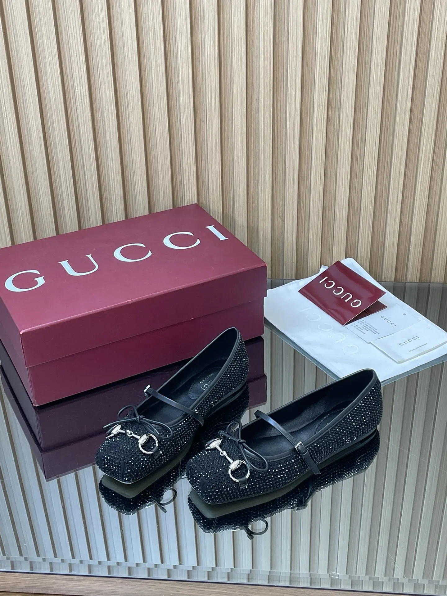 GuCC高端精品 2026早春新品🆕Gucci Horsebi系列水晶钻平底芭蕾鞋🩰💰390💰闪闪发光发亮🔥马衔扣新款小方头单鞋🔥经典精致优雅俏皮时髦平底鞋🔥高质感甜美学院风便鞋😘 原汁原味原单品质!每个细节皆经过精心细致打造,可与ZG对比如一,无二品质! 这款经典马衔扣芭蕾平底鞋,匠心致意传统芭蕾舞鞋廊形,甄选通体点缀闪亮白水晶图案和淡金色调马衔扣配件,巧妙融蕴方形内收鞋头与精致蝴蝶结细节,塑就别样魅力风尚风采。内胆构造和柔软的加衬内底带来舒适穿着体验👏👏👏 面料:原版定制进口羊京+高级水钻 五金:东莞大厂开模铆钉 马衔扣 内里/垫脚:高端定制真丝/羊皮里 跟高:平底 大底:意大利真皮底 尺码:35-41 (40 41 42定做,不退换) 全套原板高端包装! ●意大利创作 安可拉酒红全套高档原包装