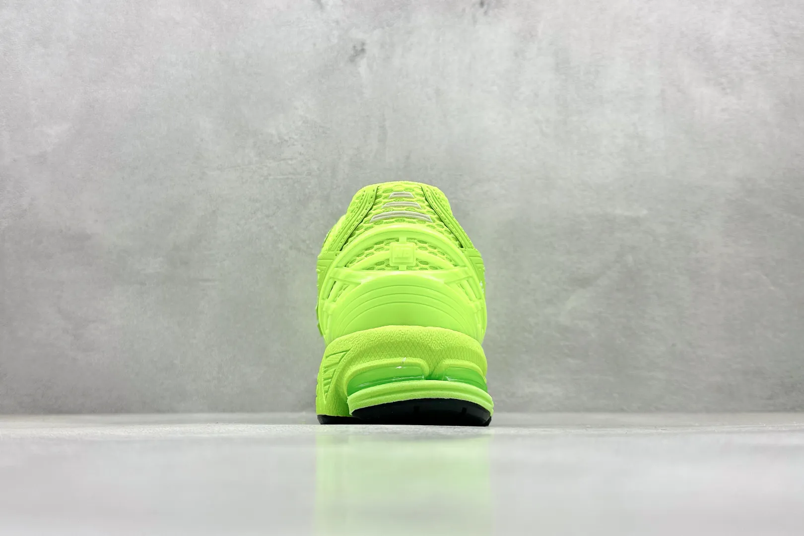 💰220 C版 New Balance 1906系列复古老爹风休闲运动慢跑鞋 #采用轻质牛剖革拼接透气网眼衬垫织物鞋面材质 T-Beam大底提供足步弓支撑，保持步态稳定 后跟搭载外露缓震胶 货号：M1906RAA 尺码：36 37 37.5 38 38.5 39 40 40.5 41 42 42.5 43 44 44.5 45 46.5 编码：33