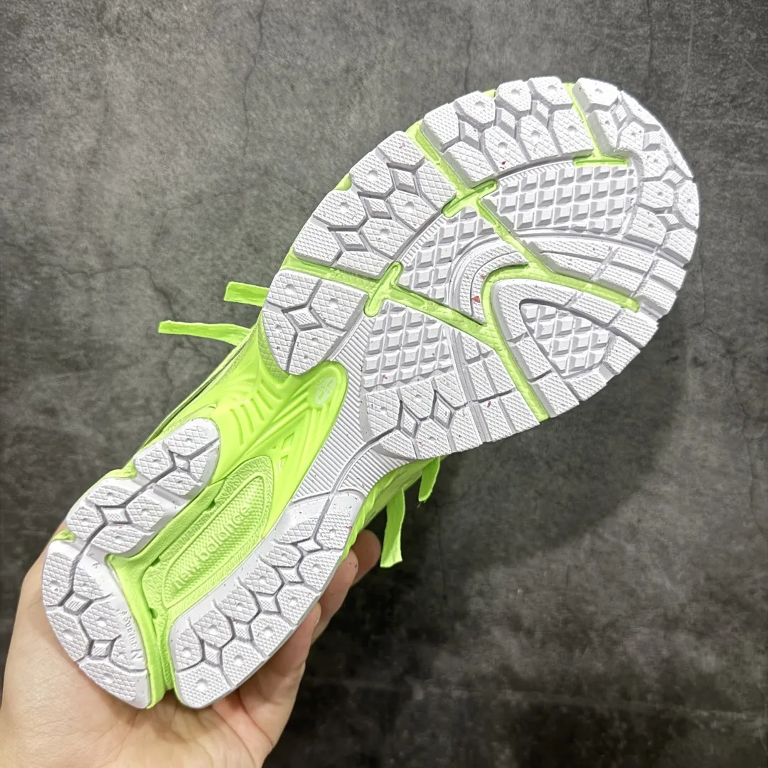 💰220【纯原版】NB新百伦New Balance NB1906 U1906AF系列复古老爹风休闲运动慢跑鞋 采用轻质牛剖革拼接透气网眼衬垫织物鞋面材质#T-Beam大底提供足步弓支撑，保持步态稳定#后跟搭载外露缓震胶 鞋身整体以各种深浅不一的灰色覆盖，鞋头以淡蓝色调装饰，网眼衬垫通过不规律的色块实现做旧的美感，泛黄的鞋底更是进一步增添了复古气息。 尺码：36 37 37.5 38 38.5 39.5 40 40.5 41.5 42 42.5 43 44 45 46.5 编码：JP260280