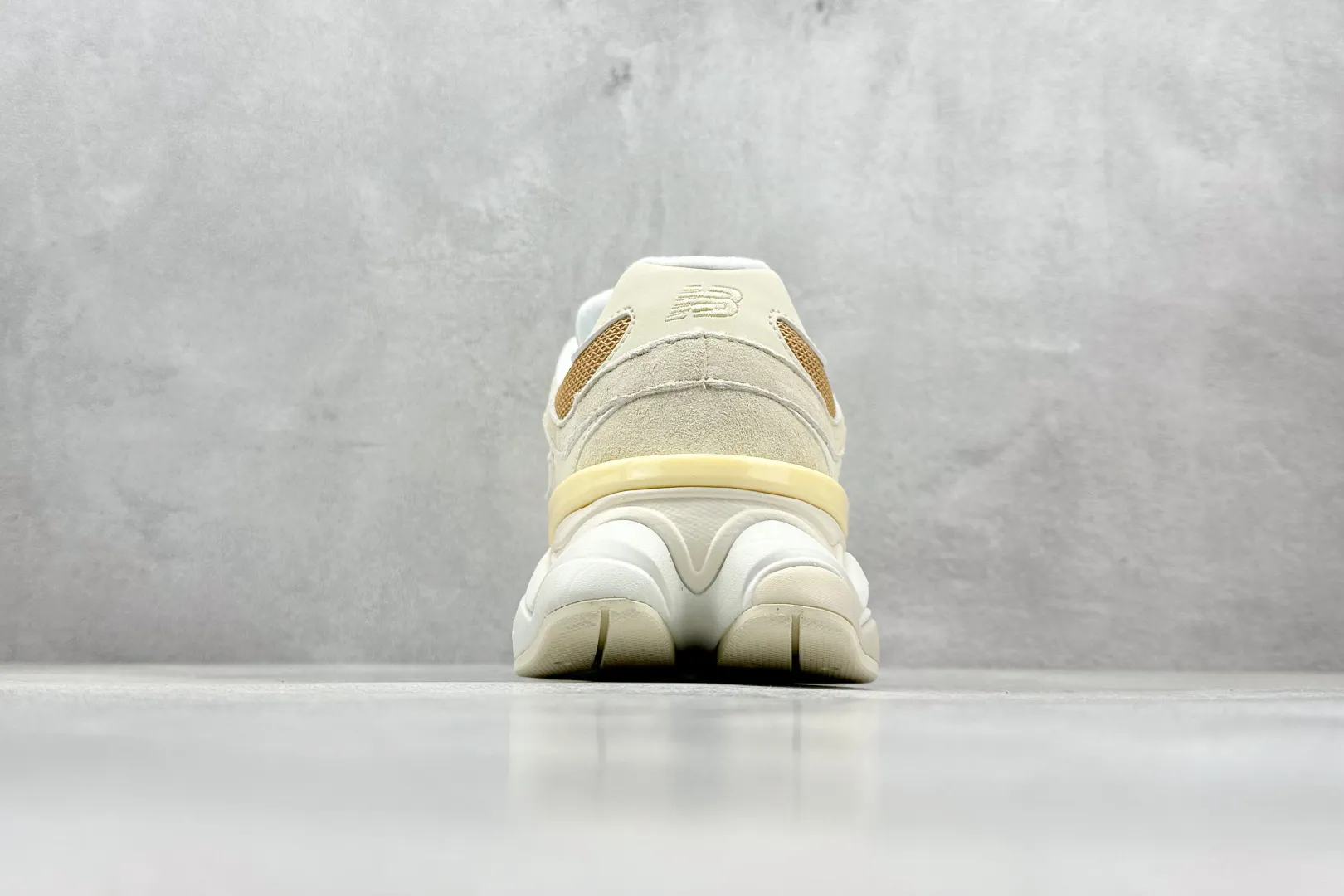 💰240 C版 Joe Freshgoods x New Balance NB9060 联名款 复古休闲运动慢跑鞋 #鞋款灵感源自设计师本人对夏日的怀日回忆。鞋面大身由空间双格及磨砂鞋面拼接而生，配以柔和、温暖的粉橘色调，夏日氛围拉满 #采用大面积网眼以及麂皮材质覆盖鞋身，还原经典气质。搭载ABZORB避震科技，由泡沫聚酯制成，上脚可以有效减少由鞋底反弹对身体及双腿的冲击力 货号： U9060FW 尺码：36 37 37.5 38 38.5 39 40 40.5 41 42 42.5 43 44 44.5 45 46.5 编码：33