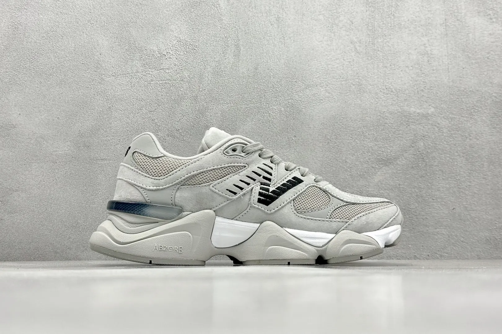 💰240 C版 Joe Freshgoods x New Balance NB9060 联名款 复古休闲运动慢跑鞋 #鞋款灵感源自设计师本人对夏日的怀日回忆。鞋面大身由空间双格及磨砂鞋面拼接而生,配以柔和、温暖的粉橘色调,夏日氛围拉满 #采用大面积网眼以及麂皮材质覆盖鞋身,还原经典气质。搭载ABZORB避震科技,由泡沫聚酯制成,上脚可以有效减少由鞋底反弹对身体及双腿的冲击力 货号: U9060JGR 尺码:36 37 37.5 38 38.5 39 40 40.5 41 42 42.5 43 44 44.5 45 46.5 编码:33