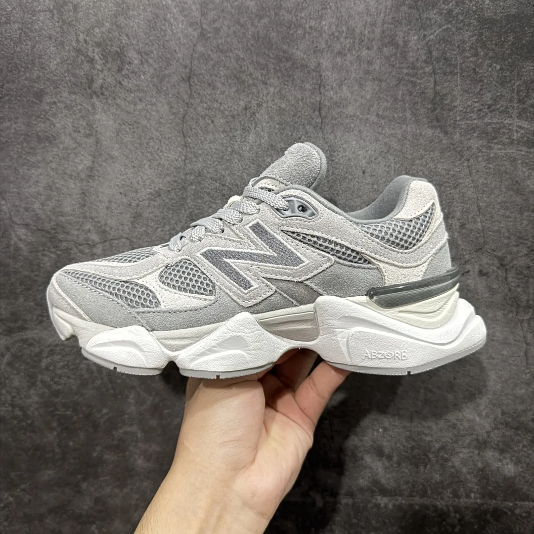 💰240【纯原版】 New Balance NB9060 联名款 复古休闲运动慢跑鞋 灰色 U9060ERD 全套原楦原纸板原厂数据开发 进口三明治网面 原装进口翻毛皮料正确绒感卡色 正确中底拉帮中底网布细节 原厂标裁 带紫光防伪 定制后跟透明水晶模块 冲裁组合 大底贴合程度胶水上色把控完美 整洁度挑战全网艺术家 多道序QC把关品质完善 匠心打造 耗时两个月开发完成 工艺极其复杂难度可想而知 新开独立私模大底 全网唯一正确六层组合大底 高端零售专供产物 Size:36 37 37.5 38 38.5 39 40 40.5 41 42 42.5 43 44 45 46.5 编码:JPC290300
