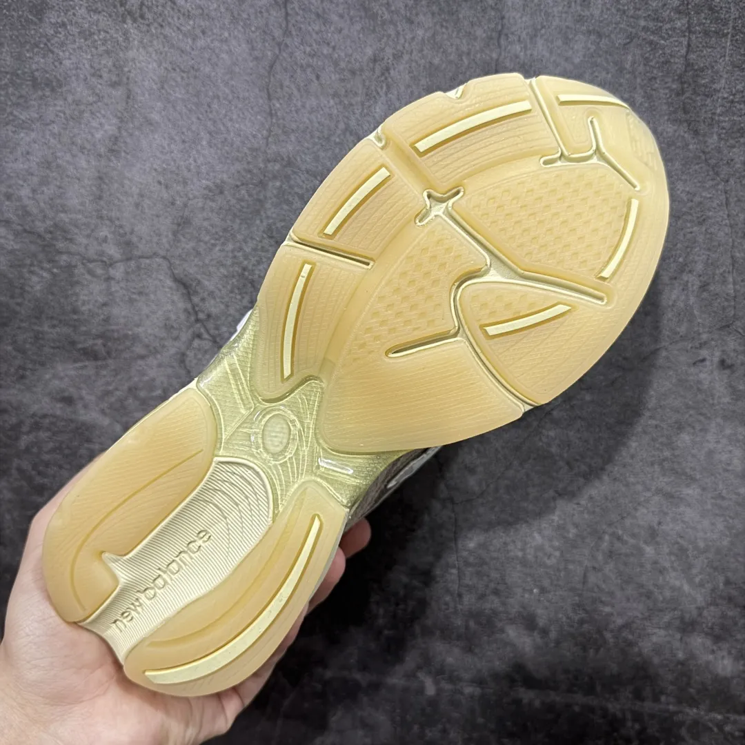 💰240 【纯原c版】New Balance M2010系列 新百伦 复古老爹风网布跑步休闲运动鞋 新百伦经典配色 沿袭了面世之初的经典科技 以ENCAP中底配以升级版 N-ERGY缓震物料 鞋面则采用特色的柔软麂皮搭以NewBalance经典的尼龙网布 低调中还原跑鞋本真 更年轻化的设计理念与材质 让新世代青年得以用全新视角体验经典鞋款的传奇魅力 货号:U2010GD 尺码:36 37 37.5 38 38.5 39.5 40 40.5 41.5 42 42.5 43 44 45 编码:JP270290