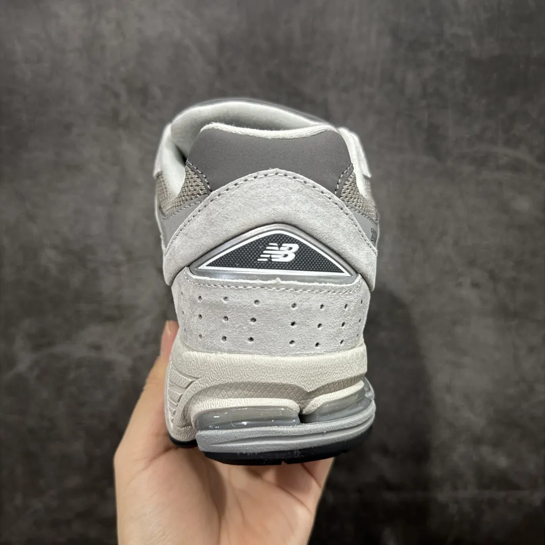 💰230 【BC纯原版】New Balance NB2002R系列 ML2002RO 全新版本 东莞大厂出品 市场第一梯队品质 绝对秒杀市场货 完美版型 正确组合大底 价格一步到位‼️ 全套原楦原纸板原厂数据开发 进口三明治网面 原装进口皮料正确绒感卡色 正确中底拉帮中底网布细节 原厂标裁 带紫光防伪 定制后跟透明水晶模块 冲裁组合 大底贴合程度胶水上色把控完美 整洁度挑战全网艺术家 多道序QC把关品质完善 匠心打造 耗时多月开发完成 工艺极其复杂难度可想而知 新开独立私模大底 正确六层组合大底 高端零售专供产物 Size:36 37 37.5 38 38.5 39 40 40.5 41 42 42.5 43 44 45 46 47.5 编码:GQB270280