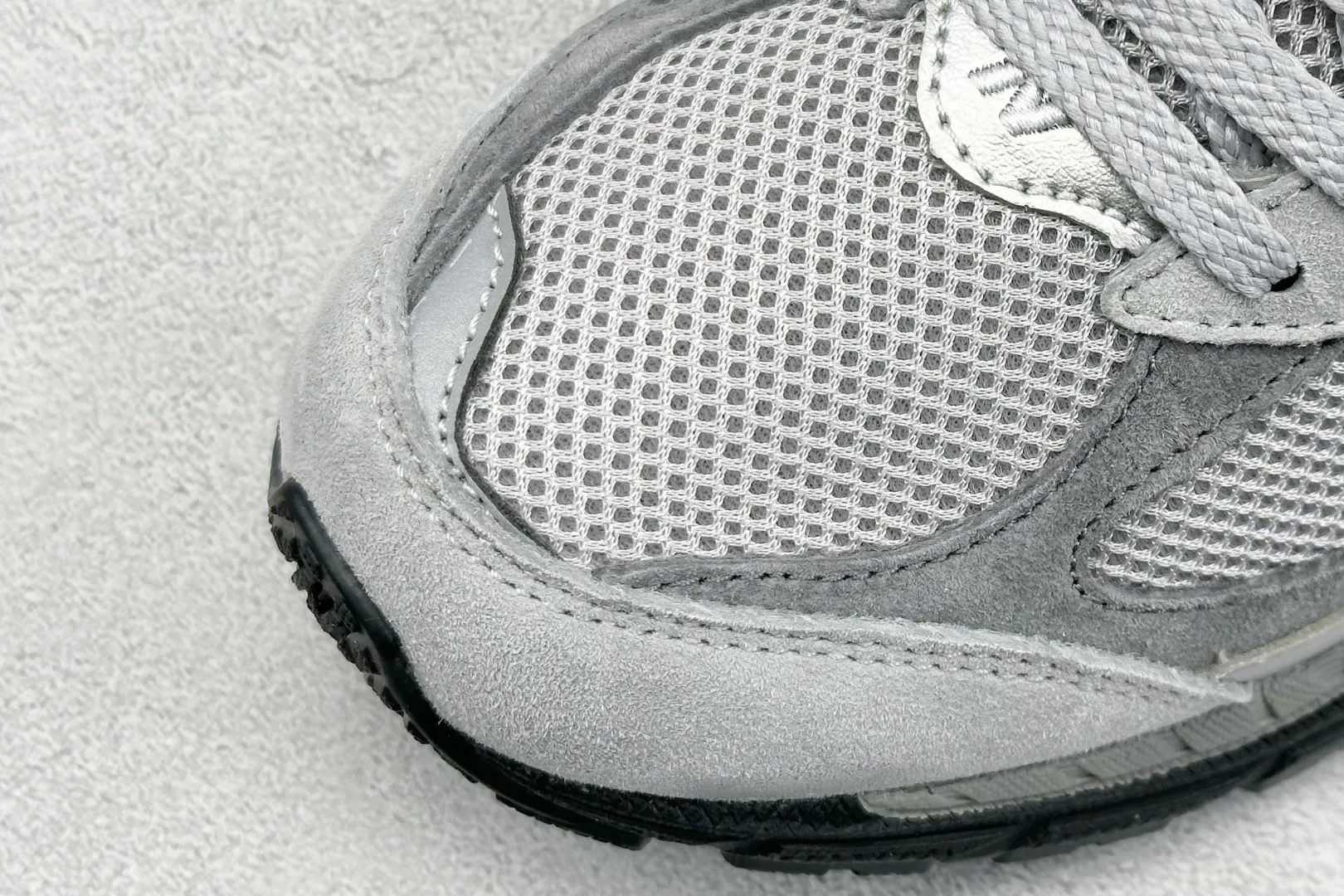 💰240 C版 New Balance NB 2002R 灰色 货号:M2002RC1 尺码:36 36.5 37 38.5 39 40 40.5 41 42 42.5 43 44 44.5 45 46 46.5 编码:33