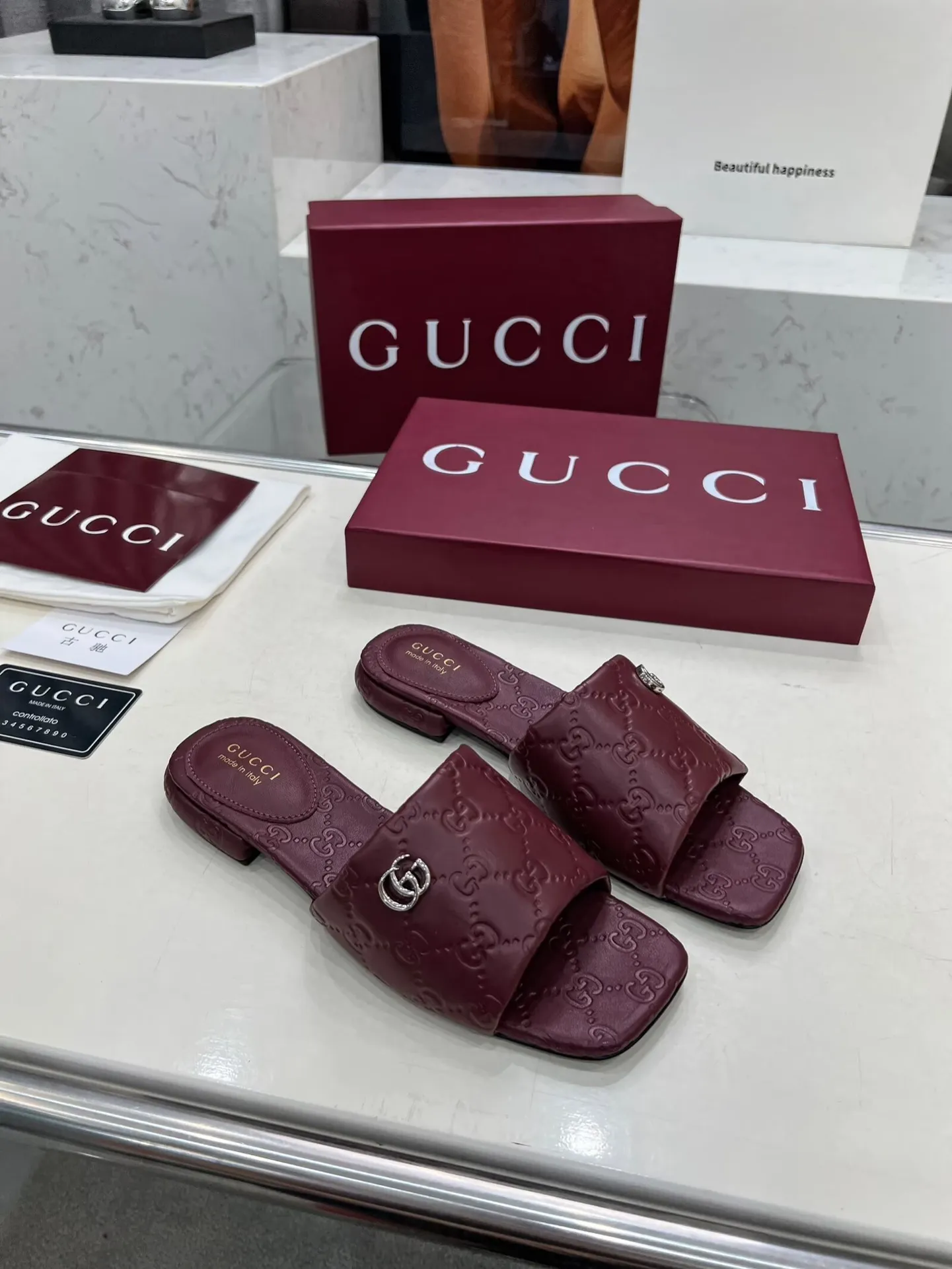 出厂价:200元 古驰双G拖鞋,时尚高端又个性十足的一款✅ 上脚很稳舒适又耐穿,日常搭配方便又独特,夏日必备经典款,鞋面采用GUCCI 3D压花、真皮大底 面料:牛皮 内里/垫脚:羊皮 颜色:黑、白、棕、酒红 码数:35—42(41、42需定做) 包装:配有布袋 卡片。