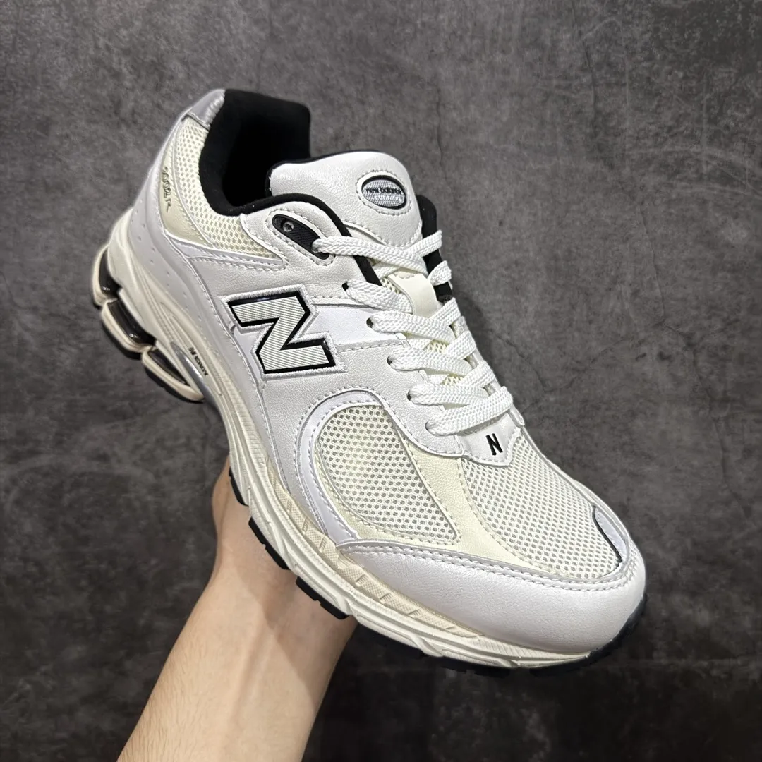 💰230【BC纯原版】New Balance NB2002R系列 ML2002RQ 全新版本 东莞大厂出品 市场第一梯队品质 绝对秒杀市场货 完美版型 正确组合大底 价格一步到位‼️ 全套原楦原纸板原厂数据开发 进口三明治网面 原装进口皮料正确绒感卡色 正确中底拉帮中底网布细节 原厂标裁 带紫光防伪 定制后跟透明水晶模块 冲裁组合 大底贴合程度胶水上色把控完美 整洁度挑战全网艺术家 多道序QC把关品质完善 匠心打造 耗时多月开发完成 工艺极其复杂难度可想而知 新开独立私模大底 正确六层组合大底 高端零售专供产物 Size:36 37 37.5 38 38.5 39 40 40.5 41 42 42.5 43 44 45 46 47.5 编码:GQB270280