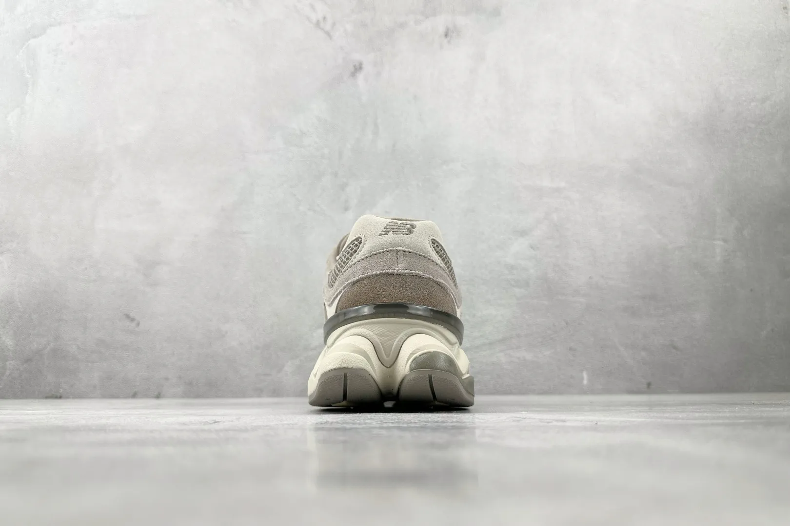 💰240 C版 纯原 大厂出品 新百伦9060 New Balance NB 9060 灰棕色 货号:U9060ERC 尺码:36 37 37.5 38 38.5 39.5 40 40.5 41.5 42 42.5 43 44 44.5 45 46 46.5 编码:33