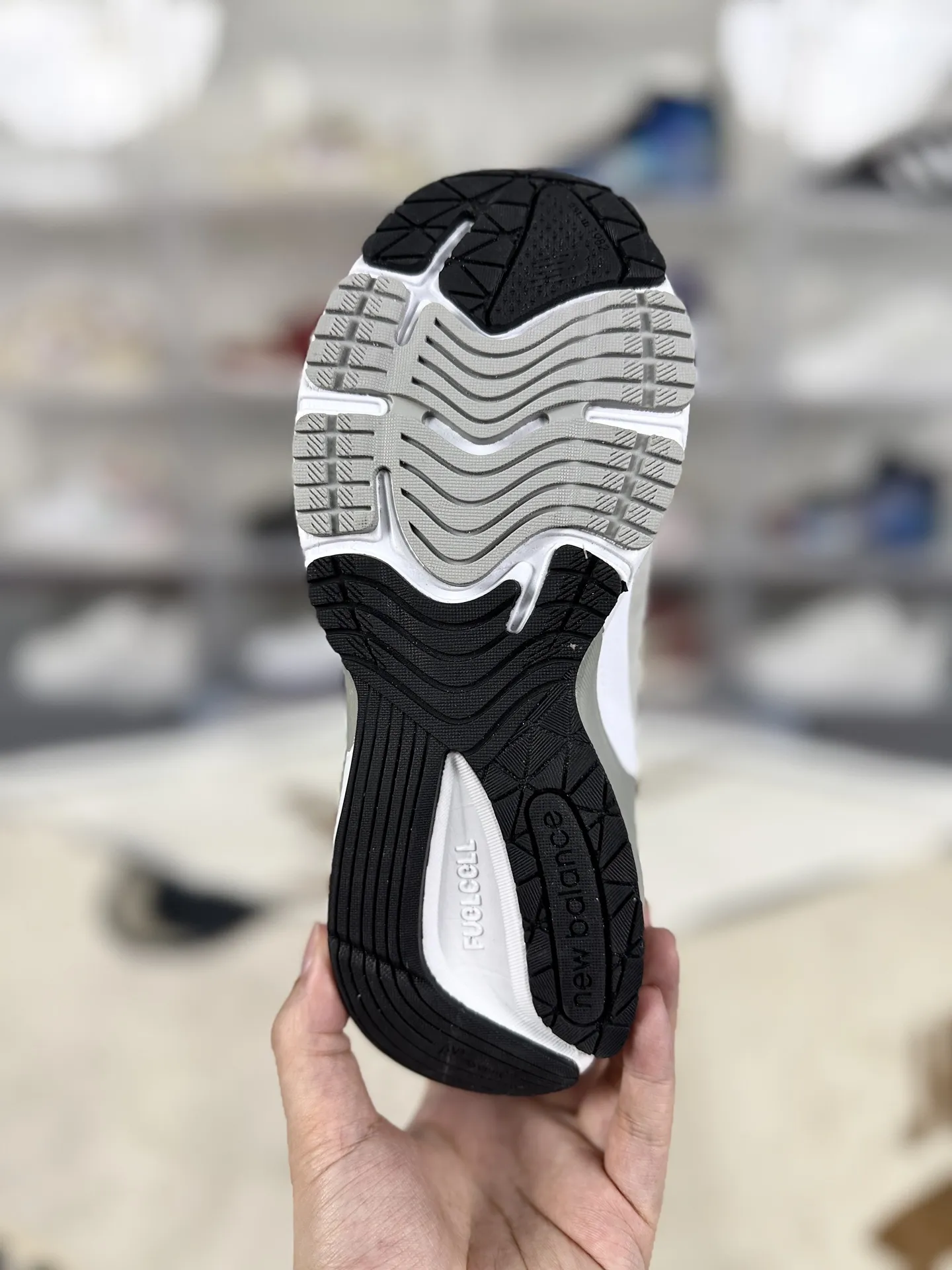 💰180 GS纯原New Balance NB 990 V6 舒适百搭防滑耐磨 低帮跑步鞋 男女款 灰色 新百伦 ▪️NB990V6跑步鞋是一款备受好评的鞋款。鞋面采用绒面革与织物拼接设计,搭配精致的细节点缀,提升了鞋子的质感和触感。这种材质组合不仅舒适耐穿,还赋予了鞋子独特的复古韵味。NB990V6搭载了全新的FuelCell缓震大底,为鞋子提供了出色的缓震性能。这种技术通过氮气注入工艺,使中底回弹性能提升,同时降低了重量,让穿着者在跑步或日常行走中都能感受到柔软而富有弹性的回馈。ENCAP边缘稳定系统有效减少了长距离行走或跑步时的足部疲劳,提供了额外的支撑和稳定性。NB990V6具有一定的增高效果,且穿着稳定,不用担心崴脚问题,鞋子整体设计注重舒适性,无论是日常穿着还是运动场景,都能提供愉悦的穿着体验。采用网眼和穿孔设计,增强了鞋子的透气性,让双脚保持干爽舒适。这款鞋子的设计打破了传统鞋款的性别界限,男女同款设计让它可以轻松适配各种穿搭风格。无论是搭配牛仔裤、休闲裤还是运动装,都能展现出独特的个性。 ▪️尺码:36-45(36 37 37.5 38 38.5 39.5 40 40.5 41.5 42 42.5 43 44 44.5 45) ▪️货号:M990GL6/W990GL6