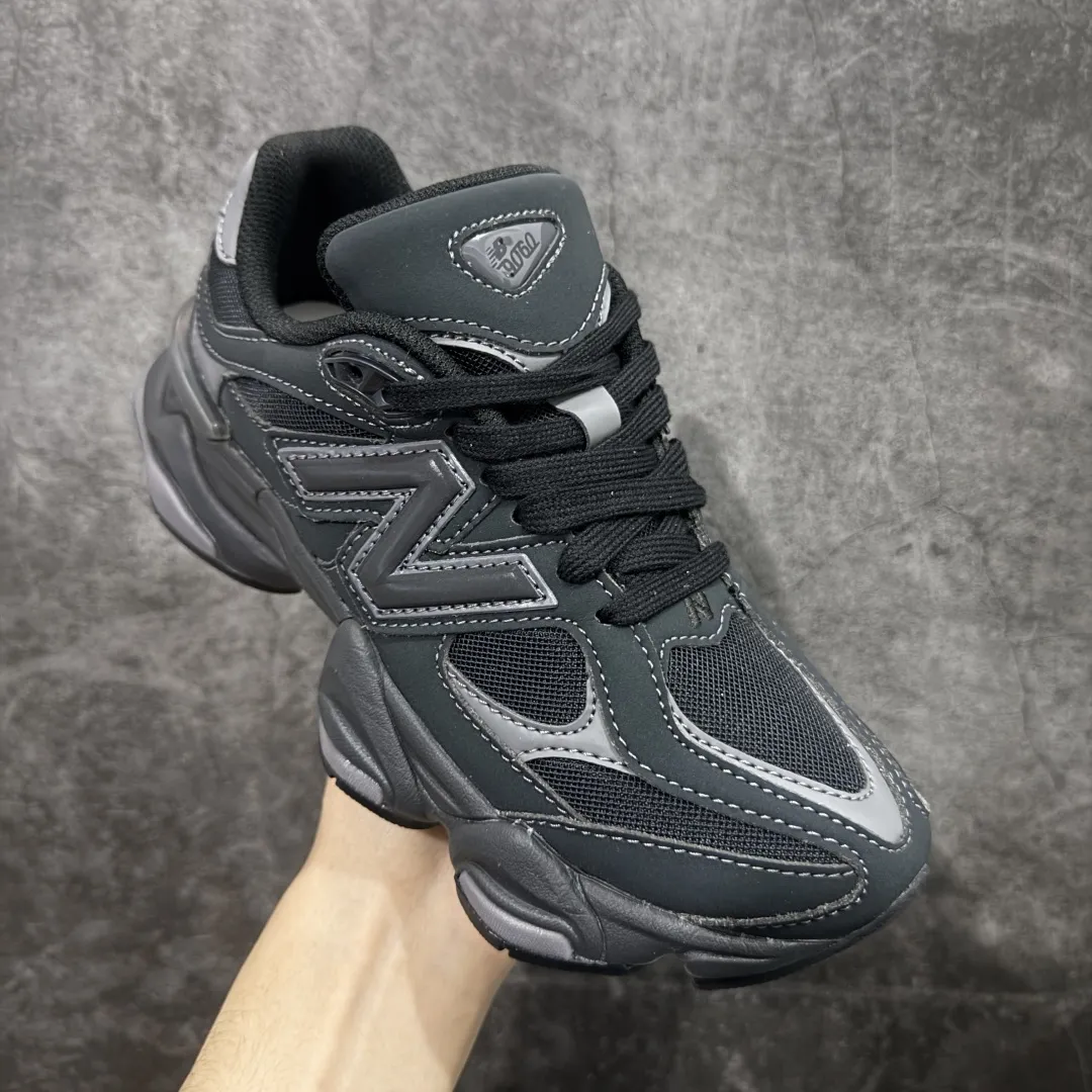 💰240【纯原版】 New Balance NB9060 联名款 复古休闲运动慢跑鞋 U906079E 全套原楦原纸板原厂数据开发 进口三明治网面 原装进口翻毛皮料正确绒感卡色 正确中底拉帮中底网布细节 原厂标裁 带紫光防伪 定制后跟透明水晶模块 冲裁组合 大底贴合程度胶水上色把控完美 整洁度挑战全网艺术家 多道序QC把关品质完善 匠心打造 耗时两个月开发完成 工艺极其复杂难度可想而知 新开独立私模大底 全网唯一正确六层组合大底 高端零售专供产物 尺码Size：36 37 37.5 38 38.5 39.5 40 40.5 41.5 42 42.5 43 44 45 46.5 编码：JPC290300