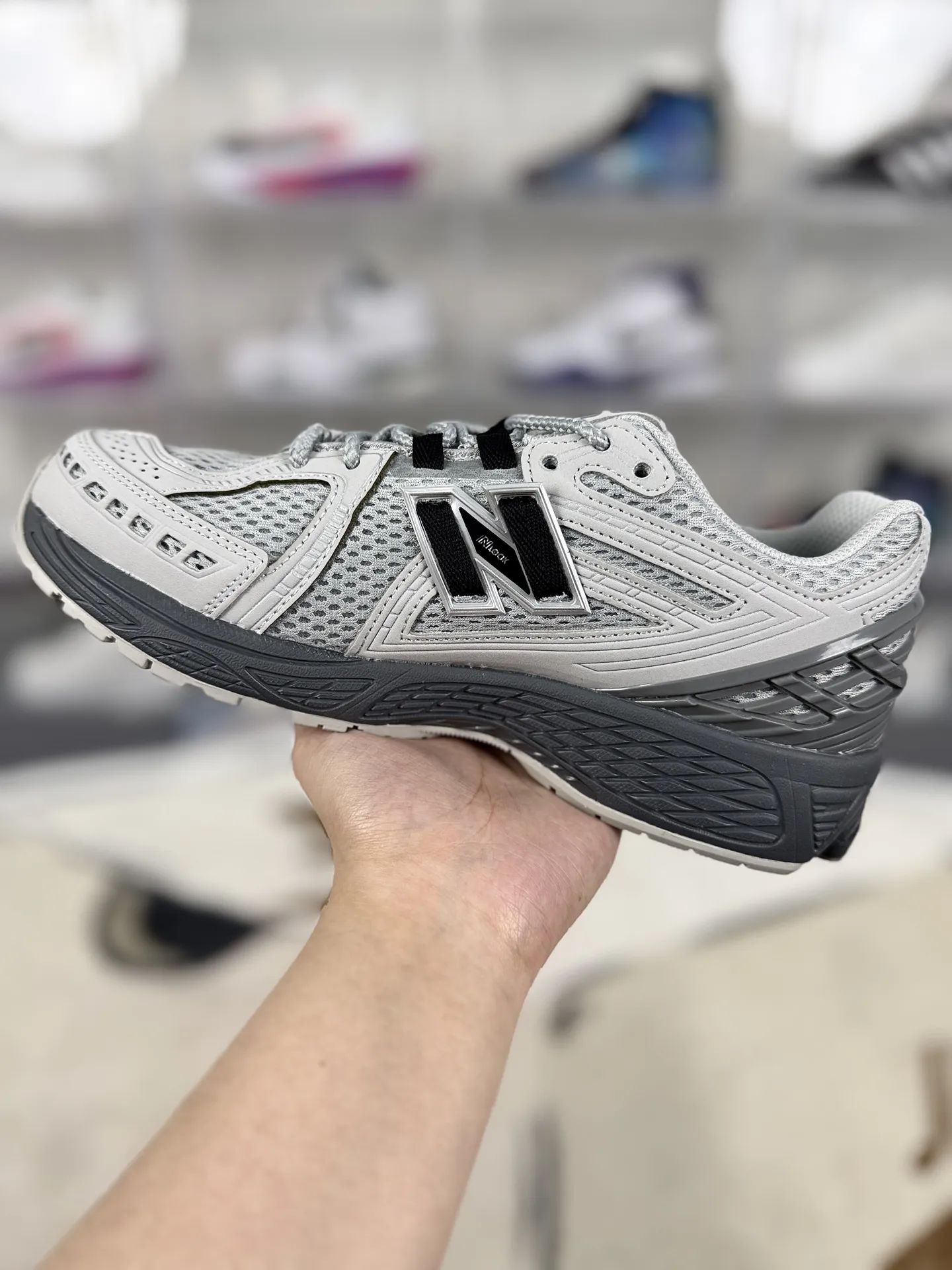 💰190 Z版纯原New Balance NB 1906R Cordura 柔软舒适防滑耐磨 低帮 休闲跑步鞋 男女同款 灰色 新百伦 ▪️New Balance以诞生于21世纪的科技跑鞋1906为蓝本,融合现代先锋科技与日常使用风格注入当代美学,革新演绎复古时尚。淋漓经典轮廓,致敬千福一代跑者的科技美学,1906R以现代设计语言还原初始配色,层次演绎时光更迭的魅力。 ▪️尺码:36-47(36 37 37.5 38 38.5 39.5 40 40.5 41.5 42 42.5 43 44 44.5 45 45.5 46.5 47) ▪️货号:U1906ROA