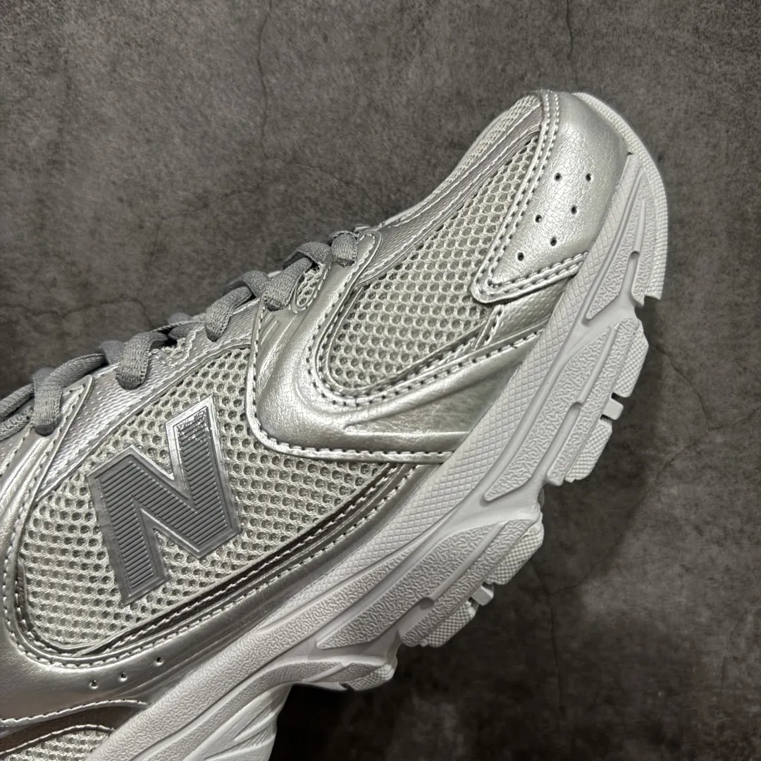💰200【DT版本】新百伦NB New Balance MR530 银色 MR530ZGS 全套原楦原纸板原厂数据开发 原厂网纱 原装进口皮料正确卡色 正确中底拉帮中底网布细节 冲裁组合 匠心打造 耗时两个月开发完成 工艺极其复杂难度可想而知 新开独立私模大底 全网唯一正确做旧组合大底 高端零售专供产物 尺码：36 37 37.5 38 38.5 39.5 40 40.5 41.5 42 42.5 43 44 44.5 编码：DT240250