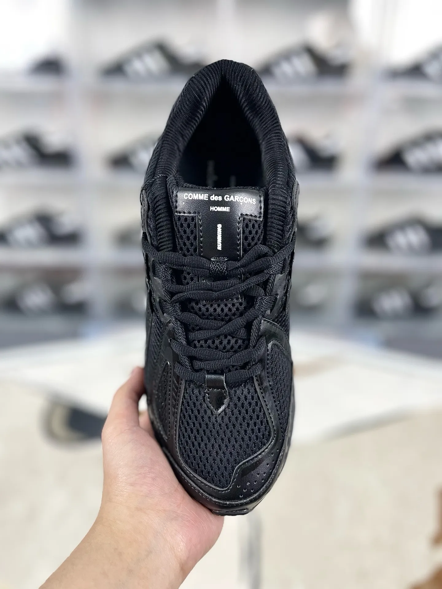 💰220 GS纯原 六层组合底【联名款】COMME des GAR&Ccedil;ONS HOMME x New Balance NB 1906R 舒适日常 织物防滑 低帮 休闲跑步鞋 男款 黑色 新百伦 ▪️New Balance以诞生于21世纪的科技跑鞋1906为蓝本，融合现代先锋科技与日常使用风格注入当代美学，革新演绎复古时尚。淋漓经典轮廓，致敬千福一代跑者的科技美学，1906R以现代设计语言还原初始配色，层次演绎时光更迭的魅力。 ▪️尺码：36-45（36 37 37.5 38 38.5 39.5 40 40.5 41.5 42 42.5 43 44 44.5 45） ▪️货号：M1906RCM