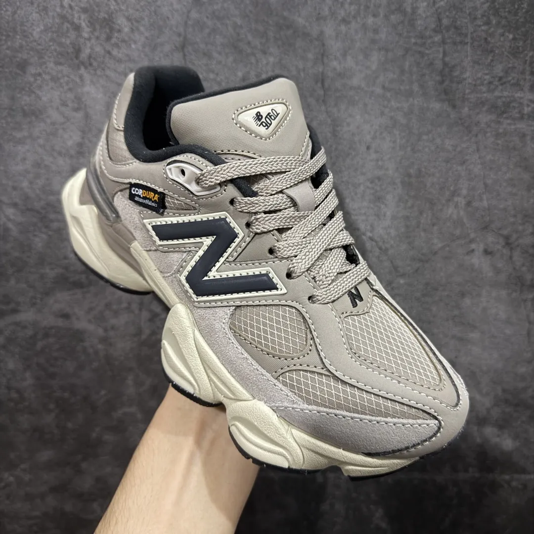 💰240【纯原版】 New Balance NB9060 联名款 复古休闲运动慢跑鞋 灰色 新百伦U9060ORD 全套原楦原纸板原厂数据开发 进口三明治网面 原装进口翻毛皮料正确绒感卡色 正确中底拉帮中底网布细节 原厂标裁 带紫光防伪 定制后跟透明水晶模块 冲裁组合 大底贴合程度胶水上色把控完美 整洁度挑战全网艺术家 多道序QC把关品质完善 匠心打造 耗时两个月开发完成 工艺极其复杂难度可想而知 新开独立私模大底 全网唯一正确六层组合大底 高端零售专供产物 Size:36 37 37.5 38 38.5 39 40 40.5 41 42 42.5 43 44 45 46.5 编码:JPC290300