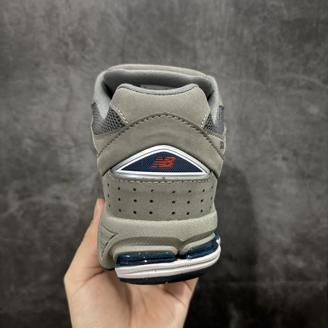 💰230 【BC纯原版】New Balance NB2002R系列 ML2002RA 全新版本 东莞大厂出品 市场第一梯队品质 绝对秒杀市场货 完美版型 正确组合大底 价格一步到位‼️ 全套原楦原纸板原厂数据开发 进口三明治网面 原装进口皮料正确绒感卡色 正确中底拉帮中底网布细节 原厂标裁 带紫光防伪 定制后跟透明水晶模块 冲裁组合 大底贴合程度胶水上色把控完美 整洁度挑战全网艺术家 多道序QC把关品质完善 匠心打造 耗时多月开发完成 工艺极其复杂难度可想而知 新开独立私模大底 正确六层组合大底 高端零售专供产物 Size:36 37 37.5 38 38.5 39 40 40.5 41 42 42.5 43 44 45 46 47.5 编码:GQB270280