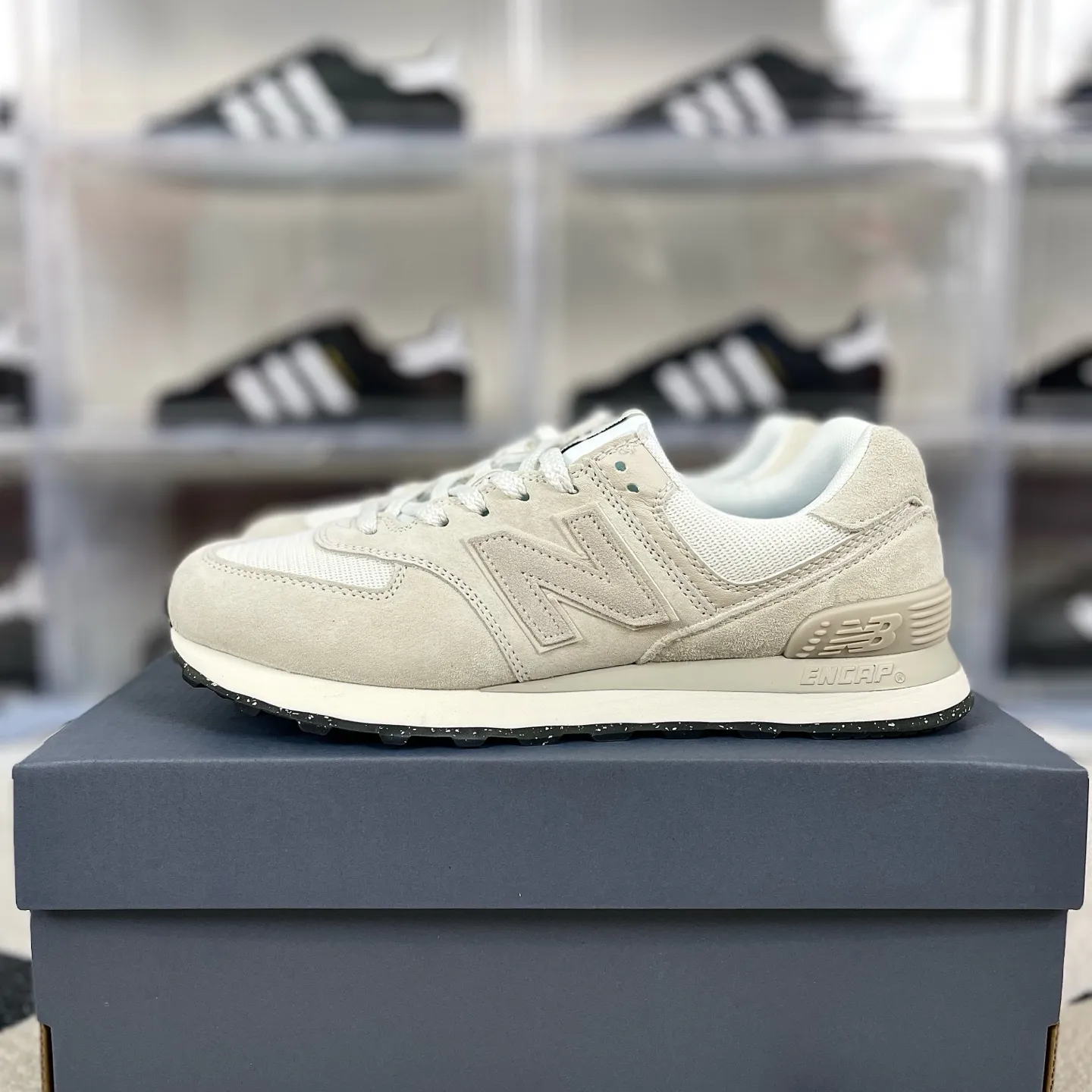 💰180 GS纯原New Balance NB 574 复古减震包裹性反光平衡耐磨轻便透气防滑 低帮 休闲跑步鞋 男女同款 米白黑 新百伦 ▪️New Balance 574 诞生于1988年,直至今天仍是 NewBalance 最为热销的复古慢跑鞋之一,其简约复古的外形,层出不穷的配色,成为了 New Balance 最热销的型号,作为New Balance 的当家鞋款,574兼具经典与时尚,备受明星潮人的追捧,是New Balance 的粉丝几乎人手一双的经典鞋款。 ▪️尺码:36-45(36 37 37.5 38 38.5 39.5 40 40.5 41.5 42 42.5 43 44 44.5 45) ▪️货号:U574OF2