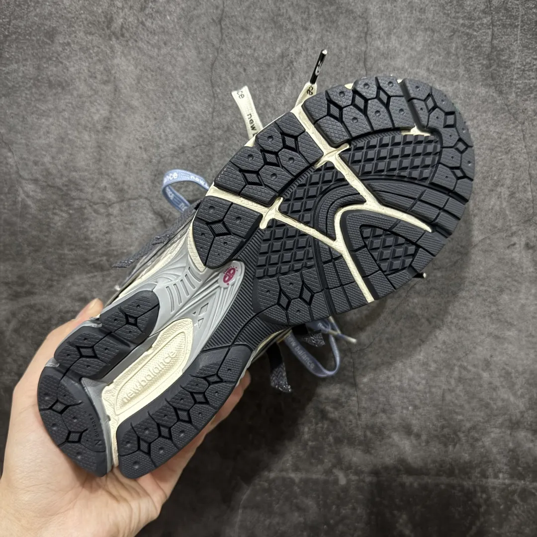 💰260 【纯原K版】新百伦New Balance M1906AR系列低帮复古老爹风休闲运动慢跑鞋 M1906AD 双绑带版本(另附一副原版鞋带) 全新大厂出品 市场第一梯队品质 绝对秒杀市场货 完美版型 正确组合大底 区别市场刷漆底版本 全套原楦原纸板原厂数据开发 进口三明治网面 原装进口皮料正确卡色 正确中底拉帮中底网布细节 原厂标裁 带紫光防伪 定制后跟透明水晶模块 冲裁组合 大底贴合程度胶水上色把控完美 整洁度挑战全网艺术家 多道序QC把关品质完善 匠心打造 耗时多月开发完成 工艺极其复杂难度可想而知 新开独立私模大底 正确六层组合大底 高端零售专供产物 Size:36 37 37.5 38 38.5 39 40 40.5 41 42 42.5 43 44 45 46 编码:X1B310320