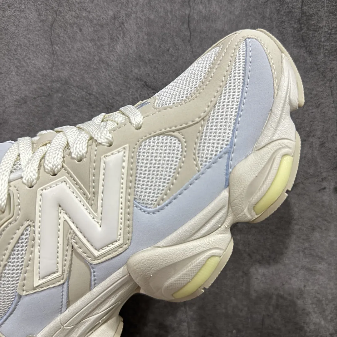 💰240【纯原版】 New Balance NB9060 联名款 复古休闲运动慢跑鞋 棕灰色U9060JDS 全套原楦原纸板原厂数据开发 进口三明治网面 原装进口翻毛皮料正确绒感卡色 正确中底拉帮中底网布细节 原厂标裁 带紫光防伪 定制后跟透明水晶模块 冲裁组合 大底贴合程度胶水上色把控完美 整洁度挑战全网艺术家 多道序QC把关品质完善 匠心打造 耗时两个月开发完成 工艺极其复杂难度可想而知 新开独立私模大底 全网唯一正确六层组合大底 高端零售专供产物 Size：36 37 37.5 38 38.5 39.5 40 40.5 41.5 42 42.5 43 44 45 46.5 编码：JPC290300