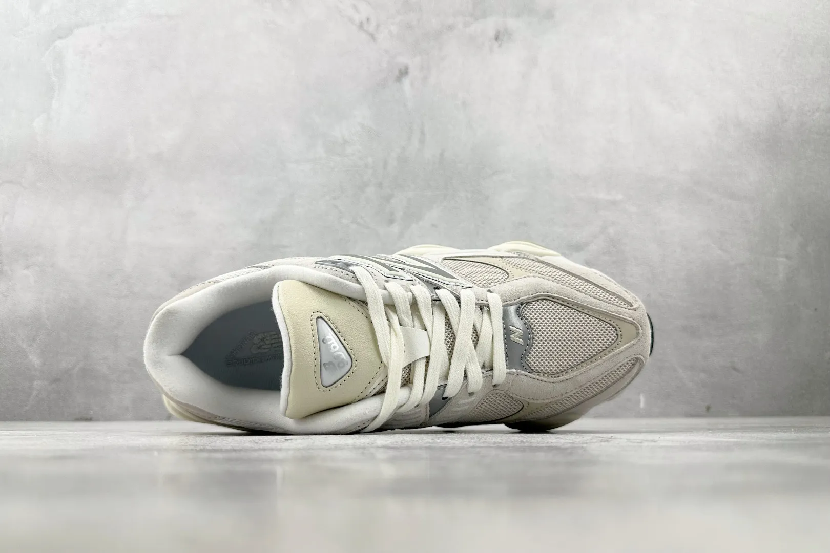 💰240 C版 纯原 大厂出品 新百伦9060 New Balance NB 9060 米色 货号: U9060WHT 尺码：36 37 37.5 38 38.5 39.5 40 40.5 41.5 42 42.5 43 44 44.5 45 46 46.5