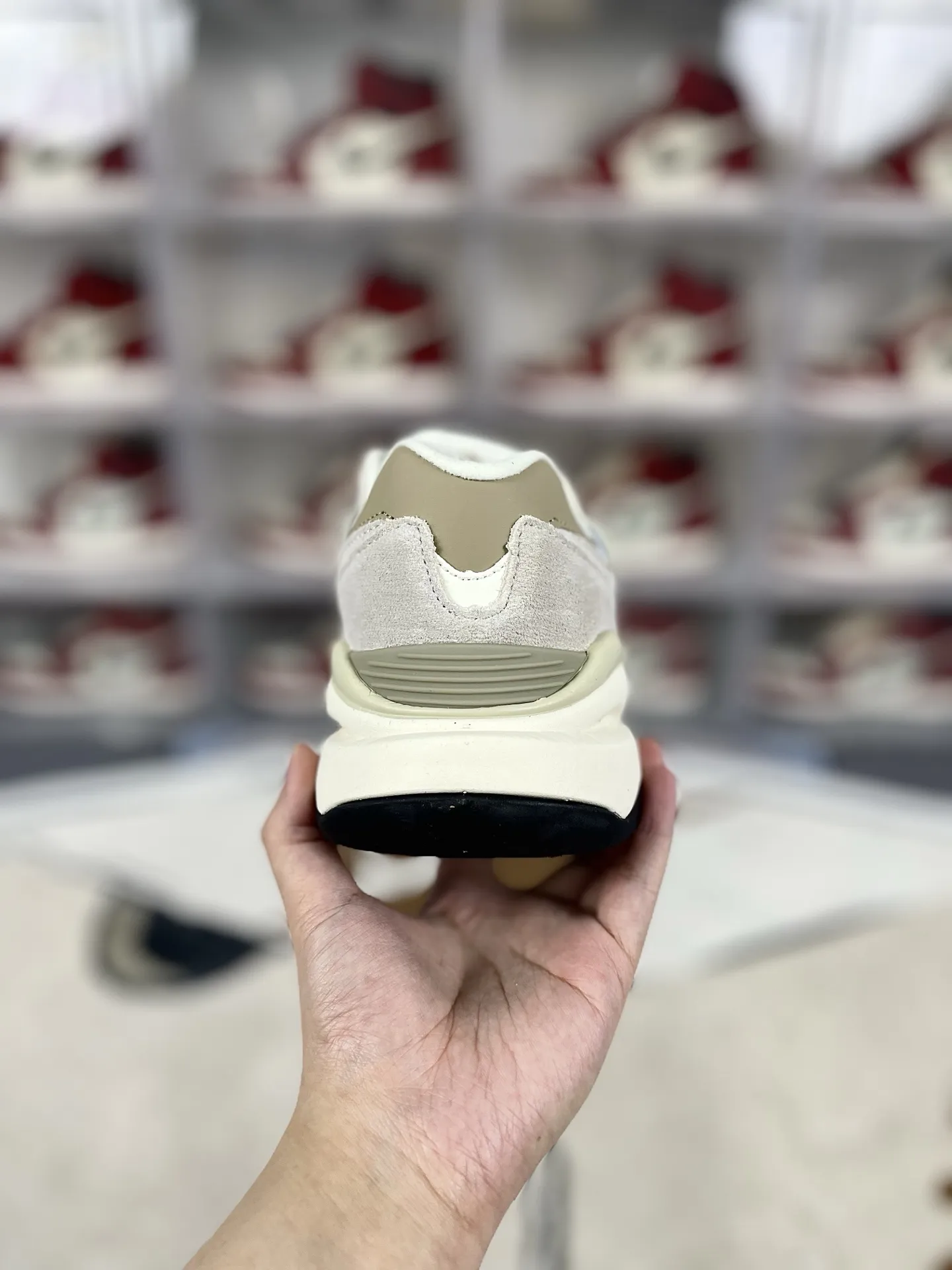 💰170 FX纯原New Balance NB 5740 复古 潮流 经典 皮革减震防滑耐磨 低帮 休闲跑步鞋 男女款 浅奶茶色 新百伦 ▪️NB5740跑鞋是一款集复古美学与现代科技于一身的鞋款。鞋面材质采用麂皮与网布的组合，左右脚材质差异化的设计（如翻毛皮与滑皮拼接），带来独特层次感。同时，鞋面上的反光N字Logo既呼应了90年代复古美学，又融入了现代潮流元素。中底采用泡沫与橡胶组合，提供了卓越的缓震效果，有效减少运动时对脚部的冲击力。网眼设计增强了透气性，搭配宽版鞋型，使得鞋子在保持包裹性的同时，也能确保穿着时的舒适度。无论是湿滑的路面还是干燥的环境，NB5740都能提供稳定的支撑和保护。其防滑外底和耐磨材质的设计，让鞋子在各种地形下都能保持出色的抓地力。无论是健身房锻炼还是户外跑步，NB5740都能轻松应对。其简约而不失时尚的外观设计，使得NB5740在日常休闲逛街时也同样引人注目。 ▪️尺码：36-45（36 37 37.5 38 38.5 39.5 40 40.5 41.5 42 42.5 43 44 44.5 45） ▪️货号：W5740LT1