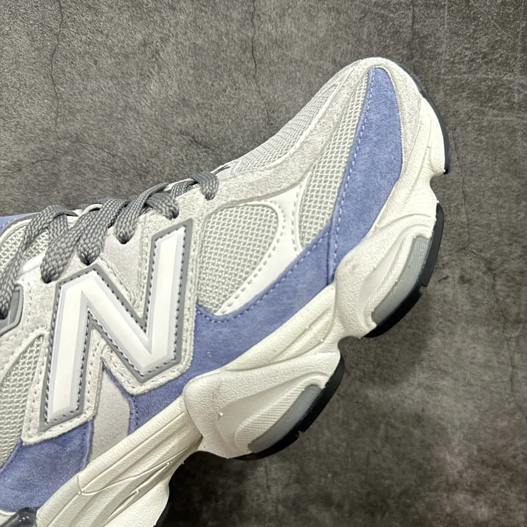 💰240【纯原版】 New Balance NB9060 联名款 复古休闲运动慢跑鞋 白蓝色U9060JBA 全套原楦原纸板原厂数据开发 进口三明治网面 原装进口翻毛皮料正确绒感卡色 正确中底拉帮中底网布细节 原厂标裁 带紫光防伪 定制后跟透明水晶模块 冲裁组合 大底贴合程度胶水上色把控完美 整洁度挑战全网艺术家 多道序QC把关品质完善 匠心打造 耗时两个月开发完成 工艺极其复杂难度可想而知 新开独立私模大底 全网唯一正确六层组合大底 高端零售专供产物 Size:36 37 37.5 38 38.5 39.5 40 40.5 41.5 42 42.5 43 44 45 46.5 编码:JPC290300