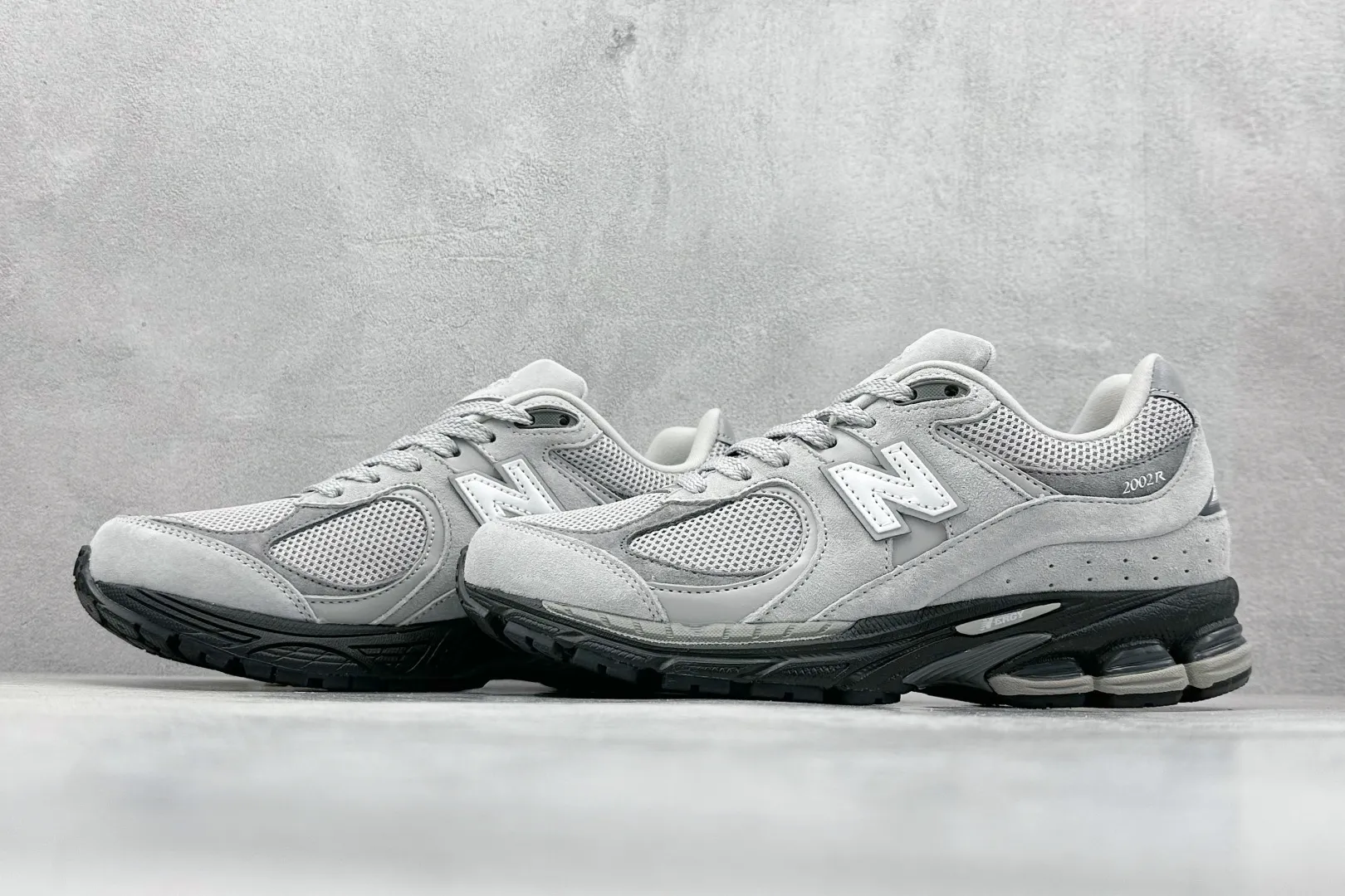 💰240 C版 New Balance NB 2002R 灰色 货号：M2002RC1 尺码：36 36.5 37 38.5 39 40 40.5 41 42 42.5 43 44 44.5 45 46 46.5 编码：33