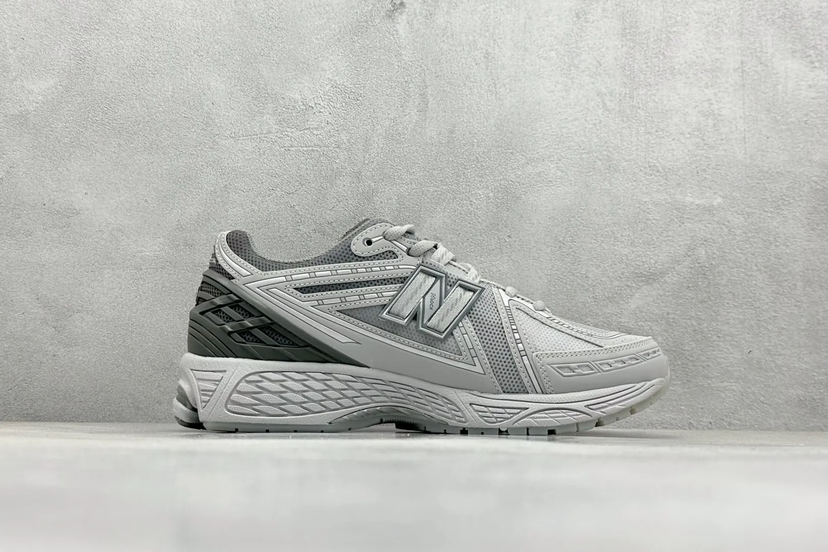 💰220 C版 New Balance 1906系列复古老爹风休闲运动慢跑鞋 #采用轻质牛剖革拼接透气网眼衬垫织物鞋面材质 T-Beam大底提供足步弓支撑,保持步态稳定 后跟搭载外露缓震胶 货号:U1906RNY 尺码:36 37 37.5 38 38.5 39.5 40 40.5 41.5 42 42.5 43 44 44.5 45 46.5 编码:33