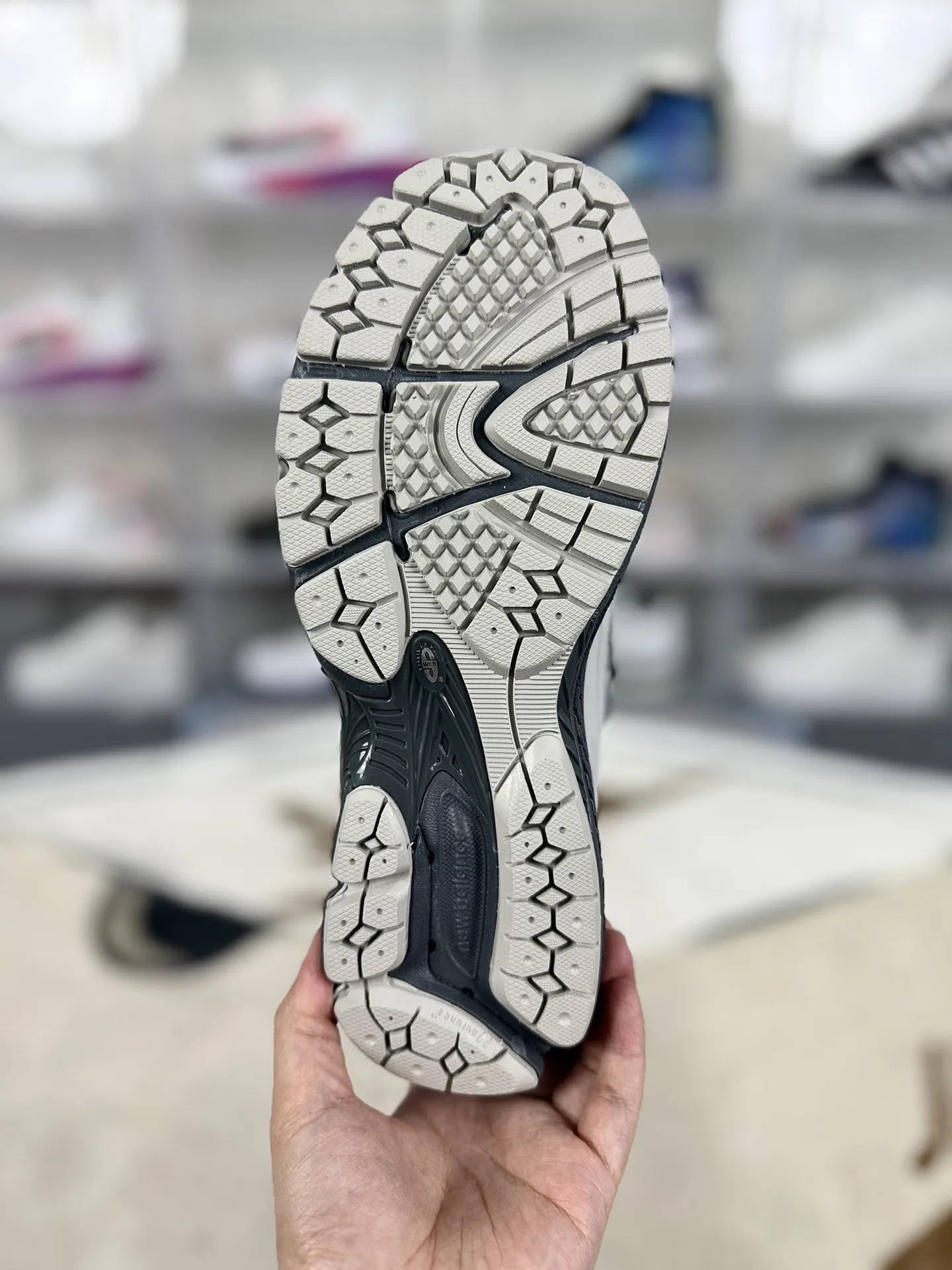 💰190 Z版纯原New Balance NB 1906R Cordura 柔软舒适防滑耐磨 低帮 休闲跑步鞋 男女同款 灰色 新百伦 ▪️New Balance以诞生于21世纪的科技跑鞋1906为蓝本,融合现代先锋科技与日常使用风格注入当代美学,革新演绎复古时尚。淋漓经典轮廓,致敬千福一代跑者的科技美学,1906R以现代设计语言还原初始配色,层次演绎时光更迭的魅力。 ▪️尺码:36-47(36 37 37.5 38 38.5 39.5 40 40.5 41.5 42 42.5 43 44 44.5 45 45.5 46.5 47) ▪️货号:U1906ROA