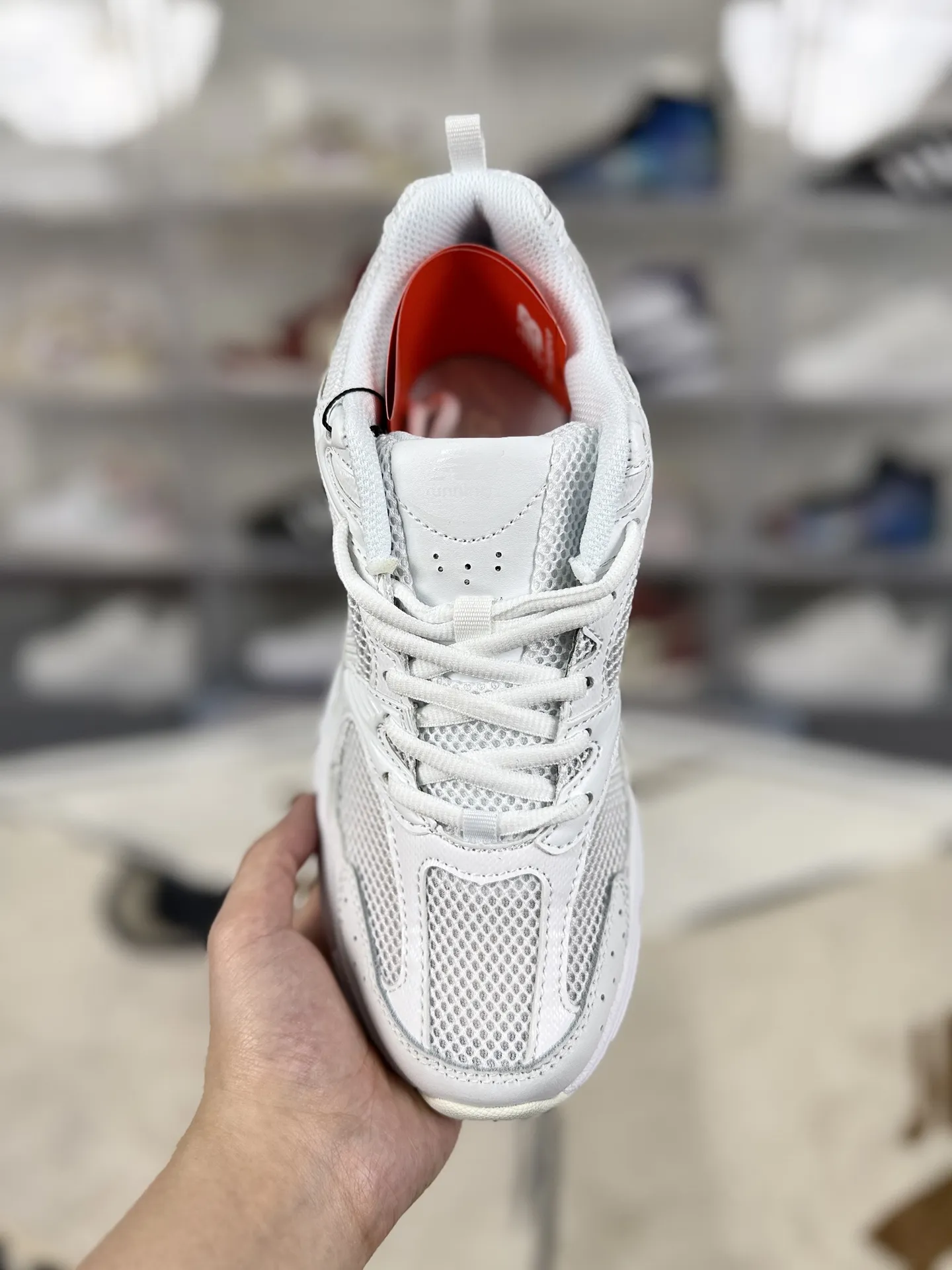 💰170 GS纯原New Balance NB 530 ABZORB 舒适 简约 网布减震防滑耐磨 低帮 休闲跑步鞋 男女同款 白色 新百伦 ▪️全新 New Balance 530 以极具复古风范的网面老爹鞋外观呈现。设计上全鞋以简约清爽的配色作基底，鞋身覆盖大面积织物网眼材质，并于鞋头、鞋带孔眼片等细节处点缀对比鲜明的反光银镀层凸显。鞋舌、侧身等位置则辅以一贯的&ldquo;N&rdquo;字标志和品牌徽标彰显身份，最后通过搭载的 ABZORB 缓震中底完善整体造型。 ▪️尺码：36-45（36 37 37.5 38 38.5 39.5 40 40.5 41.5 42 42.5 43 44 44.5 45） ▪️货号：MR530FW1