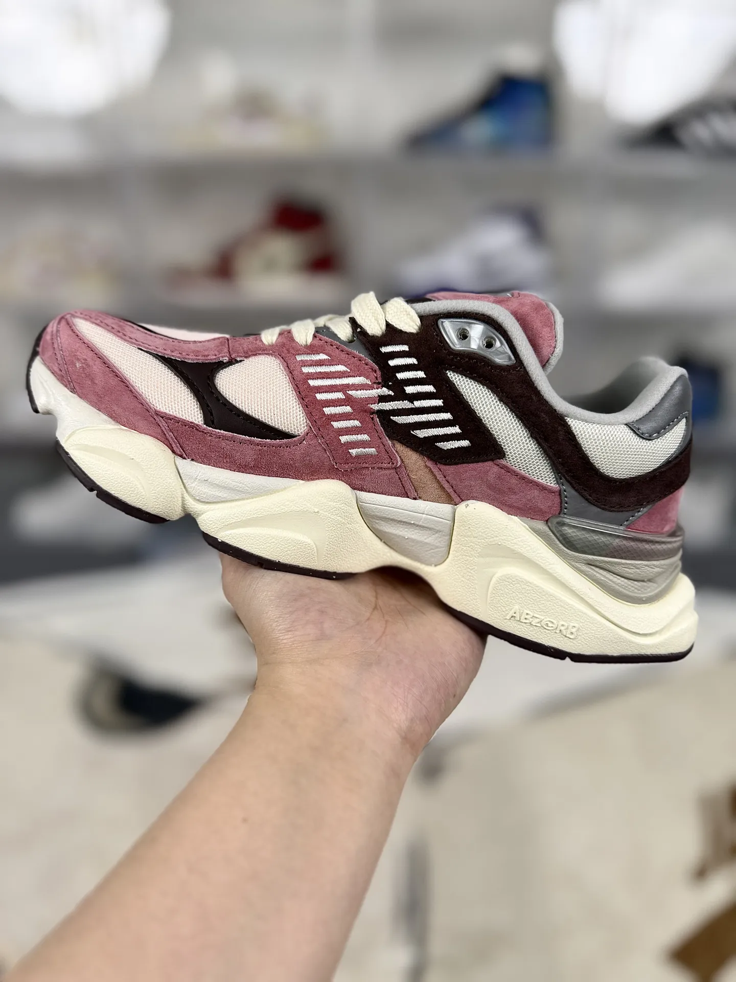 💰190 R版纯原New Balance NB 9060 织物猪皮 复古拼色 透气 低帮 生活休闲鞋 男女同款 砖红色 新百伦 ▪️New Balance 9060跑鞋是一款备受关注的复古风格运动鞋，是New Balance与芝加哥街头品牌Joe Freshgoods联名推出的，旨在将复古与现代元素相结合，为消费者带来全新的穿着体验。9060鞋款整体设计借鉴了90年代的复古风潮，麂皮与织物材质的组合，让鞋面质感十足，波浪形的流线型设计与老爹鞋的风格完美契合。中底采用了New Balance独特的&ldquo;ABZORB&rdquo;缓震技术，为穿着者提供卓越的缓震性能和舒适的穿着体验。鞋面采用网布和合成材料，提升了透气性，增加了舒适度。鞋底提供了坚固的抓地力和耐用性，确保了在各种地面上的稳定性。 ▪️尺码：36-40（36 37 37.5 38 38.5 39.5 40） ▪️货号：U9060TRU