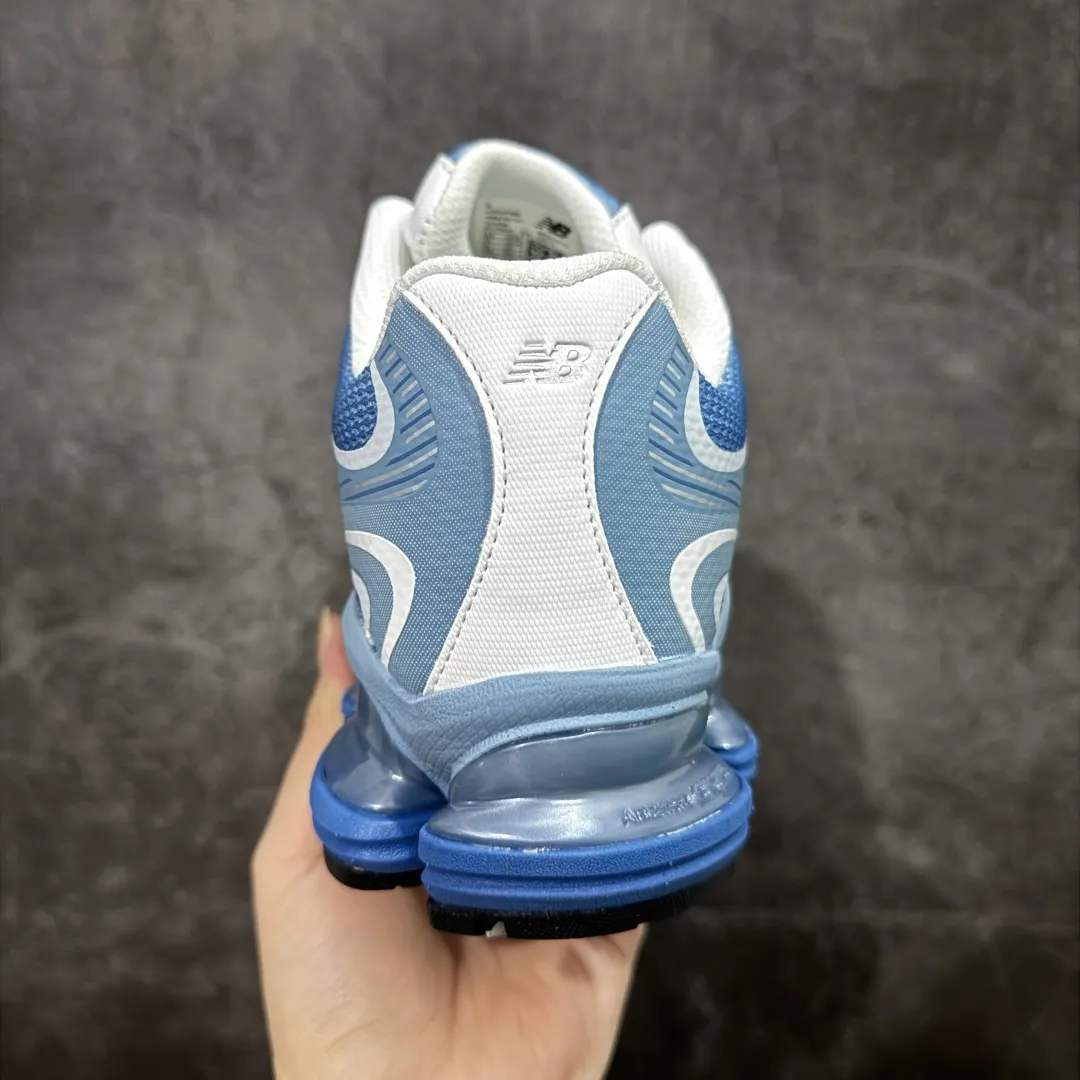 💰240 【纯原版】New Balance 新百伦 NB2000 网面休闲鞋 U2000PBB NB官方重磅新品 一款融合复古设计与现代科技的跑鞋,以其经典的造型和舒适脚感,成为2025年复古潮流爱好的推荐单品。 极具视觉冲击力的5根ABZORB单元,以及无缝鞋面的设计,加上3M反光材质的装饰,比之前推出的9060系列更夸张,更具未来感。 货号:U2000PBB 尺码 :36-46.5 编码:JPC280290