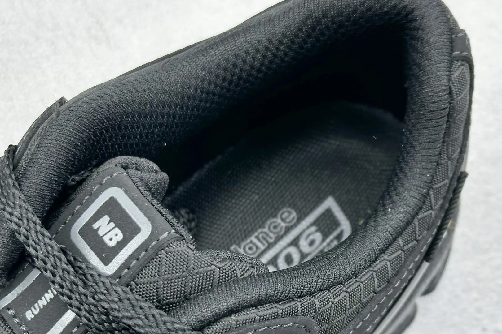 💰240 C版 New Balance 1906系列复古老爹风休闲运动慢跑鞋 #采用轻质牛剖革拼接透气网眼衬垫织物鞋面材质 T-Beam大底提供足步弓支撑，保持步态稳定 后跟搭载外露缓震胶 货号：M1906RWF 尺码：36 37 37.5 38 38.5 39 40 40.5 41 42 42.5 43 44 44.5 45 46.5 编码：33