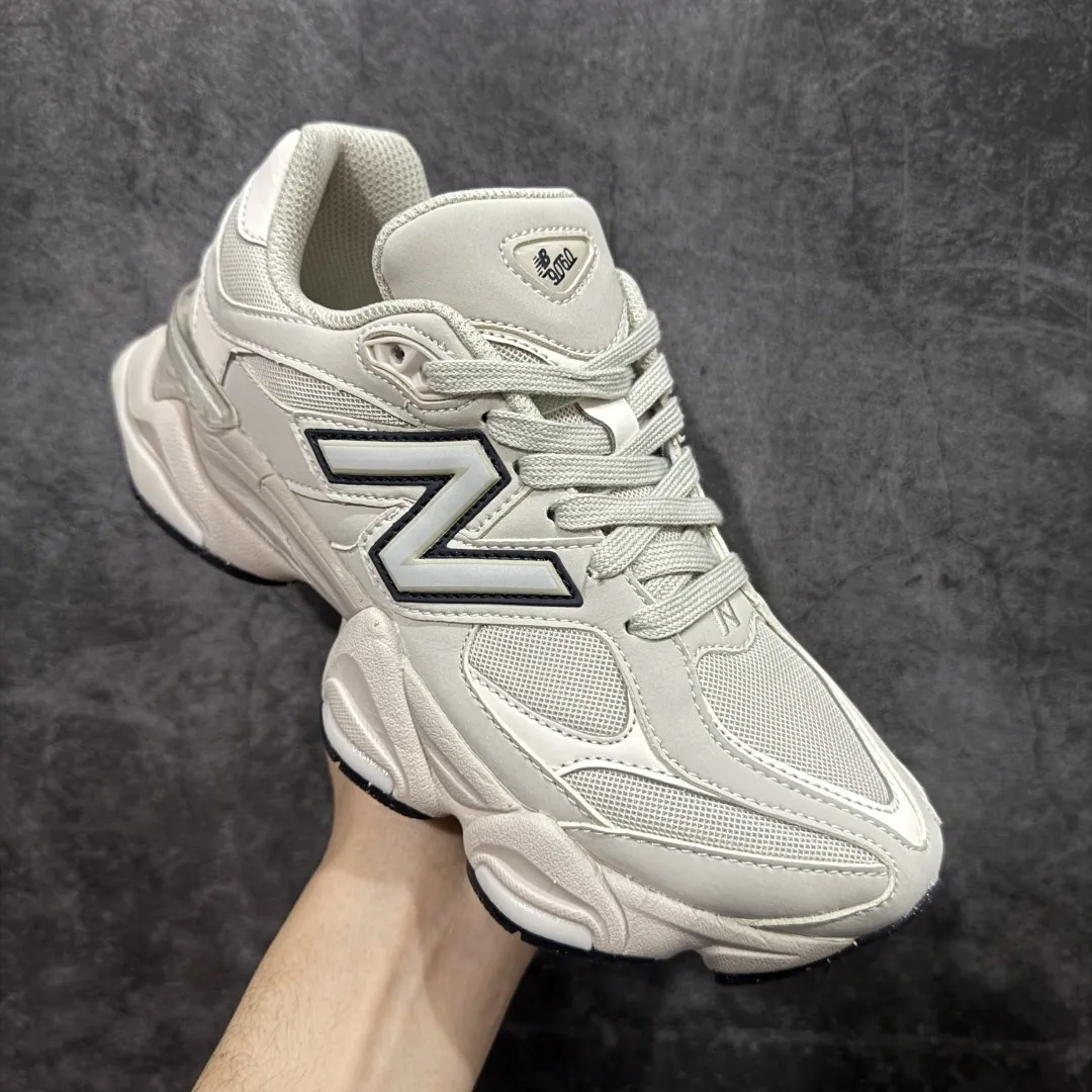 💰240【纯原版】 New Balance NB9060 联名款 复古休闲运动慢跑鞋 U906078T 全套原楦原纸板原厂数据开发 进口三明治网面 原装进口翻毛皮料正确绒感卡色 正确中底拉帮中底网布细节 原厂标裁 带紫光防伪 定制后跟透明水晶模块 冲裁组合 大底贴合程度胶水上色把控完美 整洁度挑战全网艺术家 多道序QC把关品质完善 匠心打造 耗时两个月开发完成 工艺极其复杂难度可想而知 新开独立私模大底 全网唯一正确六层组合大底 高端零售专供产物 Size：36 37 37.5 38 38.5 39.5 40 40.5 41.5 42 42.5 43 44 45 46.5 编码：JPC290300
