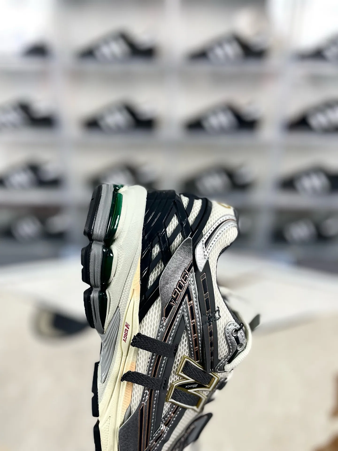 💰220 GS纯原 六层组合底New Balance 1906A 系带圆头耐磨 低帮跑步鞋 男款 灰银解构 新百伦 ▪️New Balance以诞生于21世纪的科技跑鞋1906为蓝本，融合现代先锋科技与日常使用风格注入当代美学，革新演绎复古时尚。淋漓经典轮廓，致敬千福一代跑者的科技美学，1906R以现代设计语言还原初始配色，层次演绎时光更迭的魅力。 ▪️尺码：36-45（36 37 37.5 38 38.5 39.5 40 40.5 41.5 42 42.5 43 44 44.5 45） ▪️货号：M1906AD