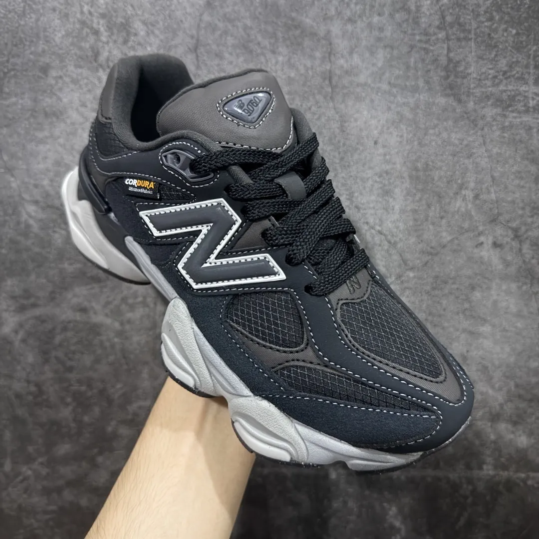 💰240【纯原版】 New Balance NB9060 联名款 复古休闲运动慢跑鞋 灰色 U9060ORA 全套原楦原纸板原厂数据开发 进口三明治网面 原装进口翻毛皮料正确绒感卡色 正确中底拉帮中底网布细节 原厂标裁 带紫光防伪 定制后跟透明水晶模块 冲裁组合 大底贴合程度胶水上色把控完美 整洁度挑战全网艺术家 多道序QC把关品质完善 匠心打造 耗时两个月开发完成 工艺极其复杂难度可想而知 新开独立私模大底 全网唯一正确六层组合大底 高端零售专供产物 Size:36 37 37.5 38 38.5 39 40 40.5 41.5 42 42.5 43 44 45 46.5 编码:JPC290300