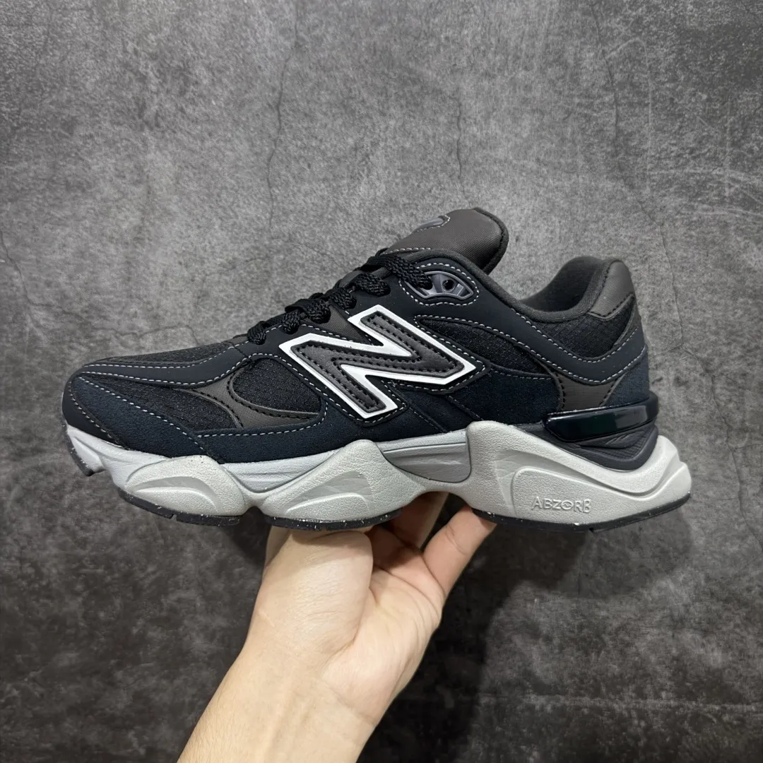 💰240【纯原版】 New Balance NB9060 联名款 复古休闲运动慢跑鞋 灰色 U9060ORA 全套原楦原纸板原厂数据开发 进口三明治网面 原装进口翻毛皮料正确绒感卡色 正确中底拉帮中底网布细节 原厂标裁 带紫光防伪 定制后跟透明水晶模块 冲裁组合 大底贴合程度胶水上色把控完美 整洁度挑战全网艺术家 多道序QC把关品质完善 匠心打造 耗时两个月开发完成 工艺极其复杂难度可想而知 新开独立私模大底 全网唯一正确六层组合大底 高端零售专供产物 Size：36 37 37.5 38 38.5 39 40 40.5 41.5 42 42.5 43 44 45 46.5 编码：JPC290300