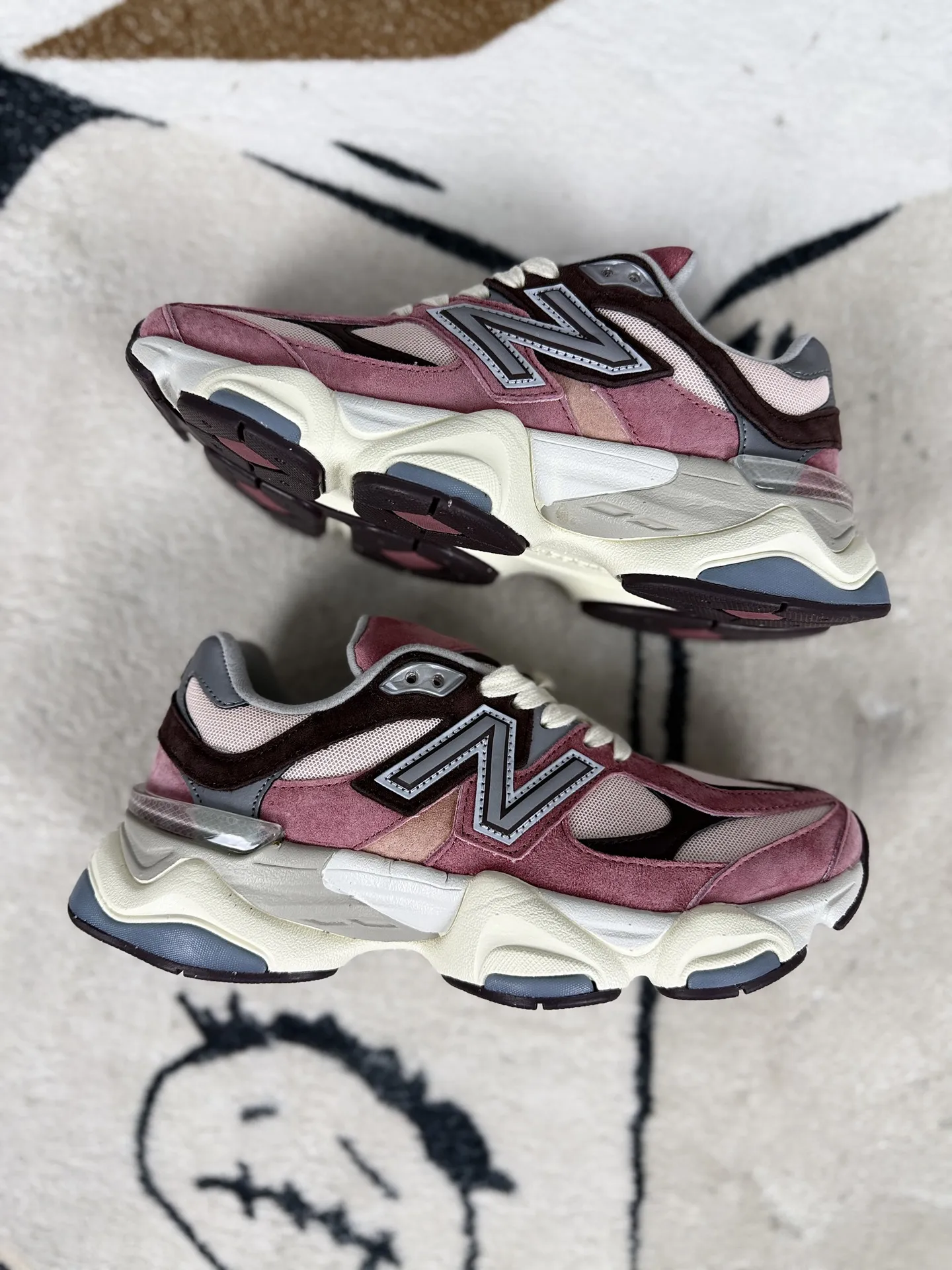 💰190 R版纯原New Balance NB 9060 织物猪皮 复古拼色 透气 低帮 生活休闲鞋 男女同款 砖红色 新百伦 ▪️New Balance 9060跑鞋是一款备受关注的复古风格运动鞋,是New Balance与芝加哥街头品牌Joe Freshgoods联名推出的,旨在将复古与现代元素相结合,为消费者带来全新的穿着体验。9060鞋款整体设计借鉴了90年代的复古风潮,麂皮与织物材质的组合,让鞋面质感十足,波浪形的流线型设计与老爹鞋的风格完美契合。中底采用了New Balance独特的“ABZORB”缓震技术,为穿着者提供卓越的缓震性能和舒适的穿着体验。鞋面采用网布和合成材料,提升了透气性,增加了舒适度。鞋底提供了坚固的抓地力和耐用性,确保了在各种地面上的稳定性。 ▪️尺码:36-40(36 37 37.5 38 38.5 39.5 40) ▪️货号:U9060TRU