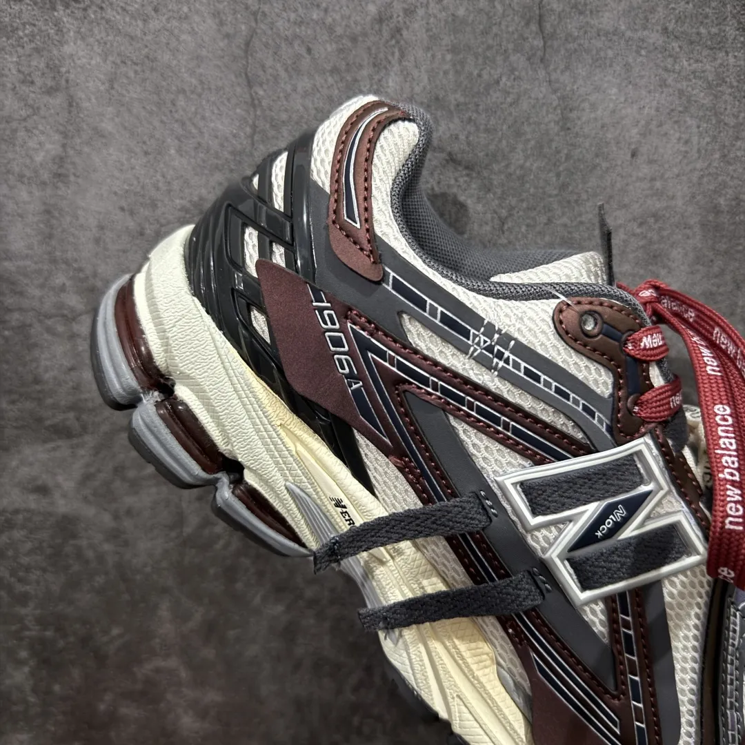 💰260 【纯原K版】新百伦New Balance M1906AR系列低帮复古老爹风休闲运动慢跑鞋 M1906AR 双绑带版本（另附一副原版鞋带） 全新大厂出品 市场第一梯队品质 绝对秒杀市场货 完美版型 正确组合大底 区别市场刷漆底版本 全套原楦原纸板原厂数据开发 进口三明治网面 原装进口皮料正确卡色 正确中底拉帮中底网布细节 原厂标裁 带紫光防伪 定制后跟透明水晶模块 冲裁组合 大底贴合程度胶水上色把控完美 整洁度挑战全网艺术家 多道序QC把关品质完善 匠心打造 耗时多月开发完成 工艺极其复杂难度可想而知 新开独立私模大底 正确六层组合大底 高端零售专供产物 Size：36 37 37.5 38 38.5 39 40 40.5 41 42 42.5 43 44 45 46 编码：X1B310320