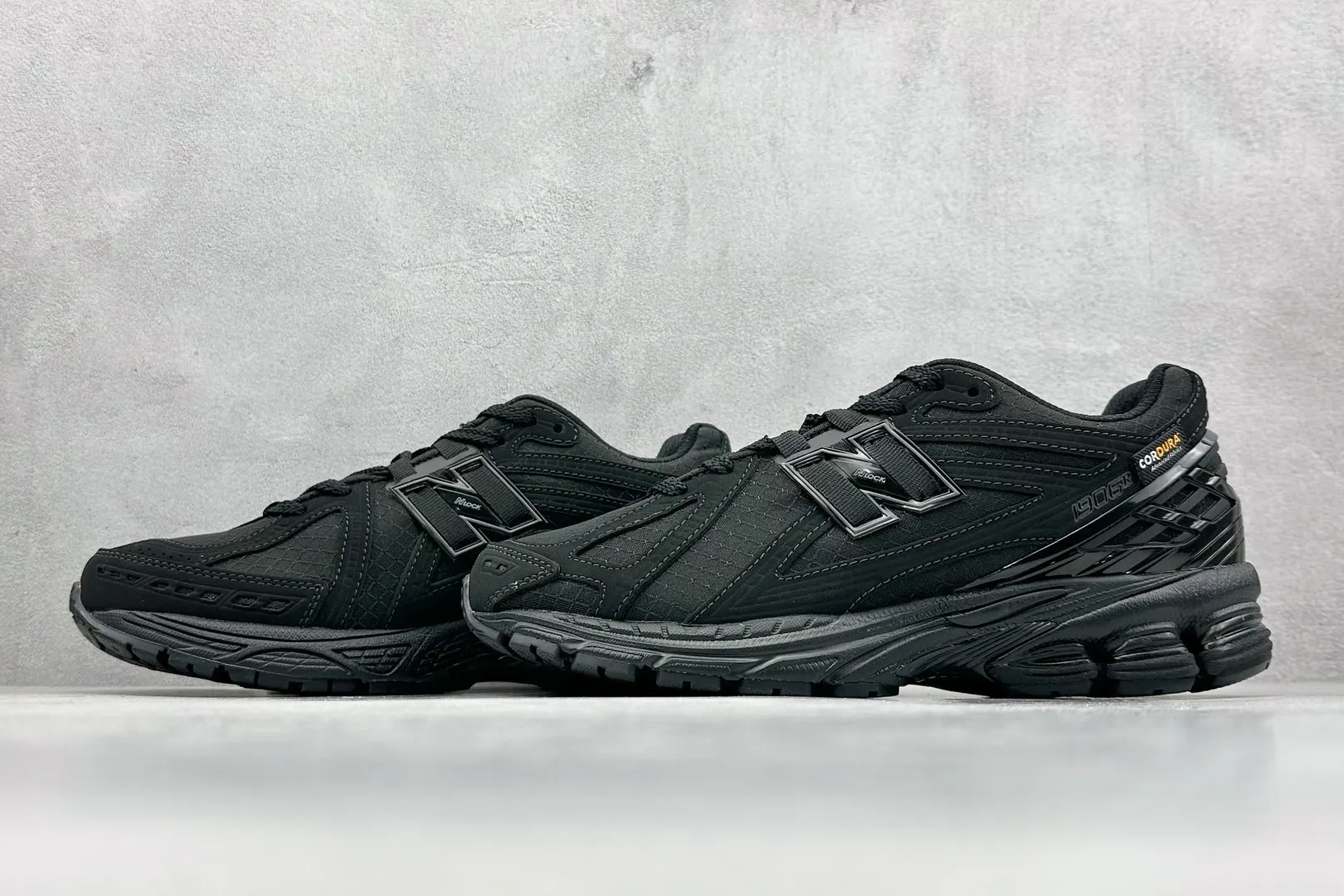 💰240 C版 New Balance 1906系列复古老爹风休闲运动慢跑鞋 #采用轻质牛剖革拼接透气网眼衬垫织物鞋面材质 T-Beam大底提供足步弓支撑，保持步态稳定 后跟搭载外露缓震胶 货号：M1906RWF 尺码：36 37 37.5 38 38.5 39 40 40.5 41 42 42.5 43 44 44.5 45 46.5 编码：33