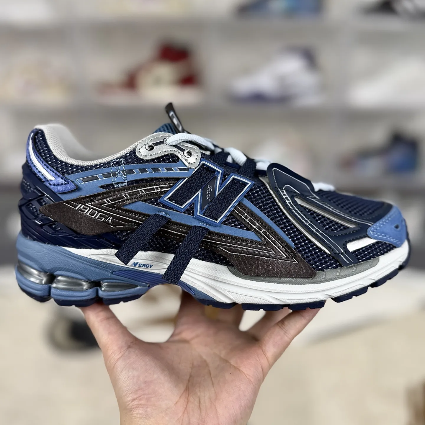 💰190 Z版纯原New Balance 1906A Deep Blue 舒适百搭防滑耐磨 低帮 休闲跑步鞋 男女同款 深蓝色 新百伦 ▪️New Balance以诞生于21世纪的科技跑鞋1906为蓝本,融合现代先锋科技与日常使用风格注入当代美学,革新演绎复古时尚。淋漓经典轮廓,致敬千福一代跑者的科技美学,1906R以现代设计语言还原初始配色,层次演绎时光更迭的魅力。 ▪️尺码:36-47(36 37 37.5 38 38.5 39.5 40 40.5 41.5 42 42.5 43 44 44.5 45 45.5 46.5 47) ▪️货号:U1906AB