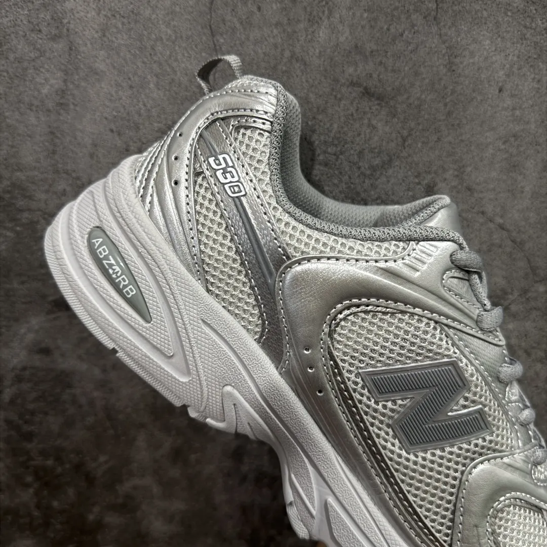 💰200【DT版本】新百伦NB New Balance MR530 银色 MR530ZGS 全套原楦原纸板原厂数据开发 原厂网纱 原装进口皮料正确卡色 正确中底拉帮中底网布细节 冲裁组合 匠心打造 耗时两个月开发完成 工艺极其复杂难度可想而知 新开独立私模大底 全网唯一正确做旧组合大底 高端零售专供产物 尺码:36 37 37.5 38 38.5 39.5 40 40.5 41.5 42 42.5 43 44 44.5 编码:DT240250