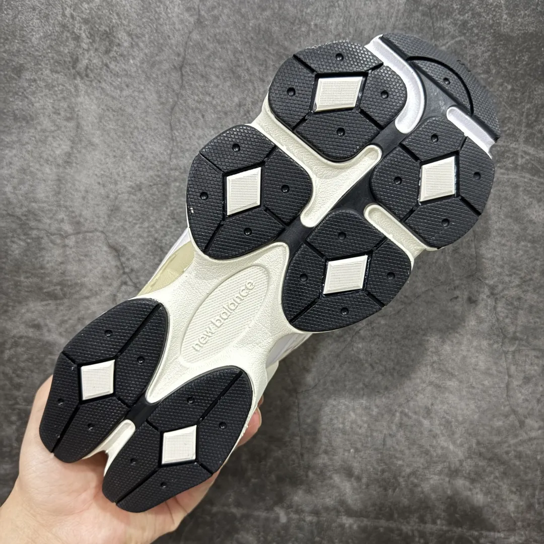 💰240 【纯原版】 New Balance NB9060 联名款 复古休闲运动慢跑鞋 米色U9060WHT 全套原楦原纸板原厂数据开发 进口三明治网面 原装进口翻毛皮料正确绒感卡色 正确中底拉帮中底网布细节 原厂标裁 带紫光防伪 定制后跟透明水晶模块 冲裁组合 大底贴合程度胶水上色把控完美 整洁度挑战全网艺术家 多道序QC把关品质完善 匠心打造 耗时两个月开发完成 工艺极其复杂难度可想而知 新开独立私模大底 全网唯一正确六层组合大底 高端零售专供产物 Size:36 37 37.5 38 38.5 39.5 40 40.5 41.5 42 42.5 43 44 45 46.5 编码:JPC290300