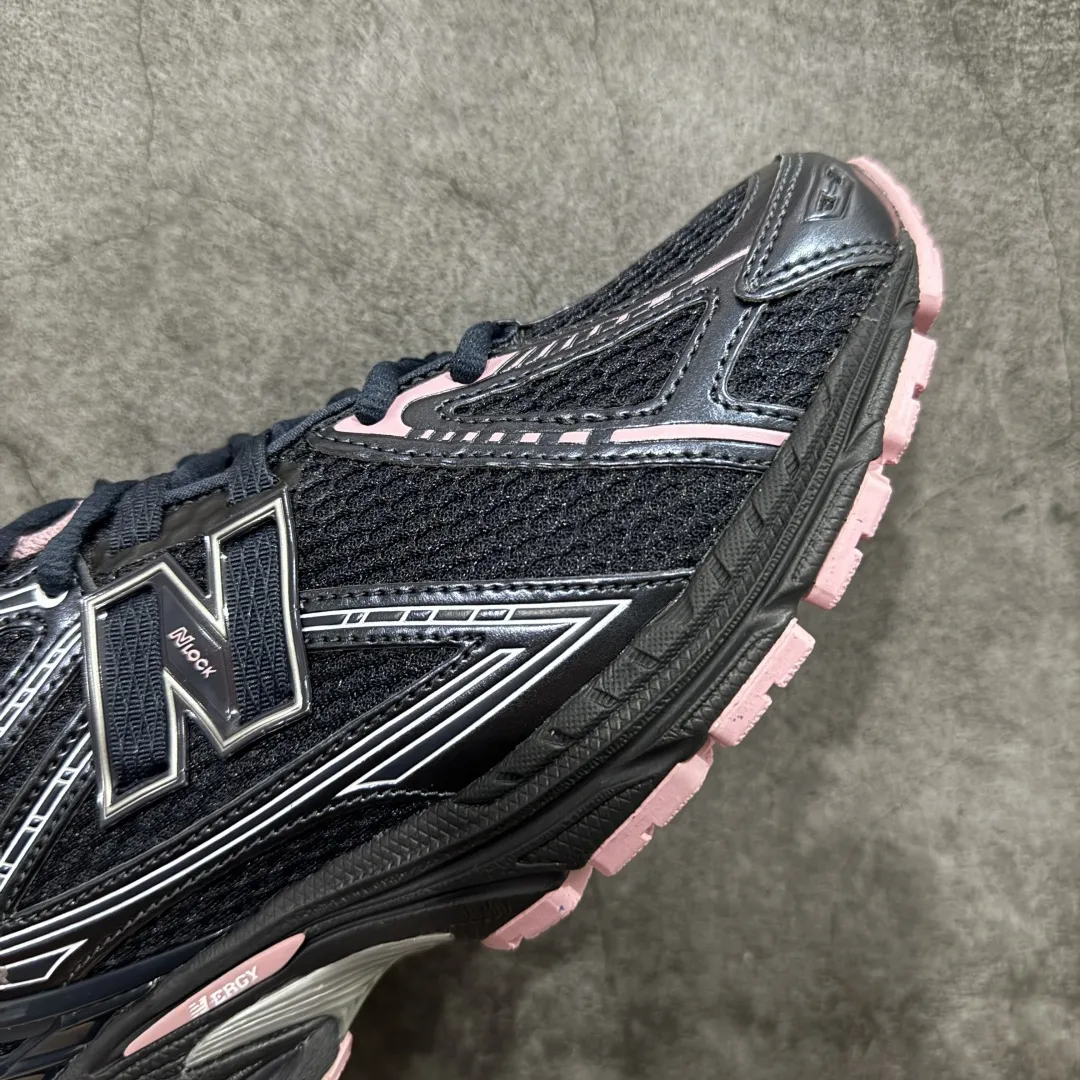 💰220【纯原版】NB新百伦New Balance NB1906 U1906RCU系列复古老爹风休闲运动慢跑鞋 采用轻质牛剖革拼接透气网眼衬垫织物鞋面材质#T-Beam大底提供足步弓支撑,保持步态稳定#后跟搭载外露缓震胶 鞋身整体以各种深浅不一的灰色覆盖,鞋头以淡蓝色调装饰,网眼衬垫通过不规律的色块实现做旧的美感,泛黄的鞋底更是进一步增添了复古气息。 尺码:36 37 37.5 38 38.5 39.5 40 40.5 41.5 42 42.5 43 44 45 46.5 编码:JP260280