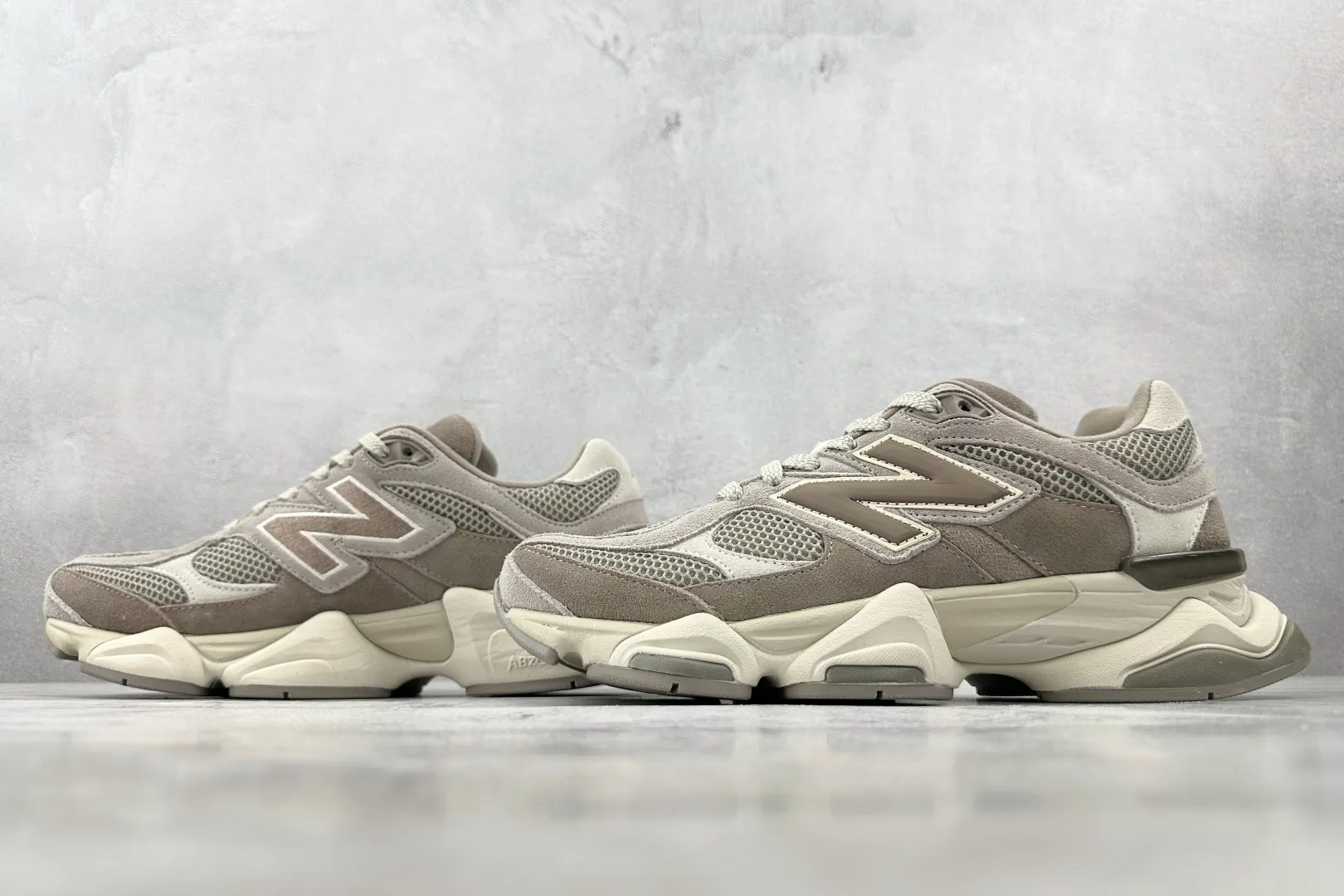 💰240 C版 纯原 大厂出品 新百伦9060 New Balance NB 9060 灰棕色 货号:U9060ERC 尺码：36 37 37.5 38 38.5 39.5 40 40.5 41.5 42 42.5 43 44 44.5 45 46 46.5 编码：33