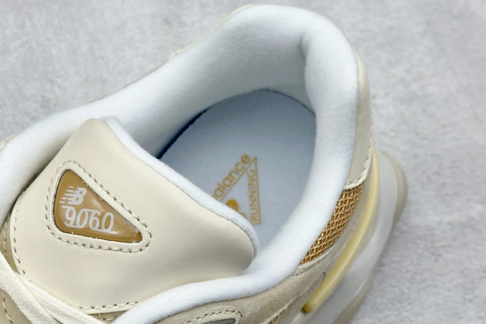 💰240 C版 Joe Freshgoods x New Balance NB9060 联名款 复古休闲运动慢跑鞋 #鞋款灵感源自设计师本人对夏日的怀日回忆。鞋面大身由空间双格及磨砂鞋面拼接而生,配以柔和、温暖的粉橘色调,夏日氛围拉满 #采用大面积网眼以及麂皮材质覆盖鞋身,还原经典气质。搭载ABZORB避震科技,由泡沫聚酯制成,上脚可以有效减少由鞋底反弹对身体及双腿的冲击力 货号: U9060FW 尺码:36 37 37.5 38 38.5 39 40 40.5 41 42 42.5 43 44 44.5 45 46.5 编码:33